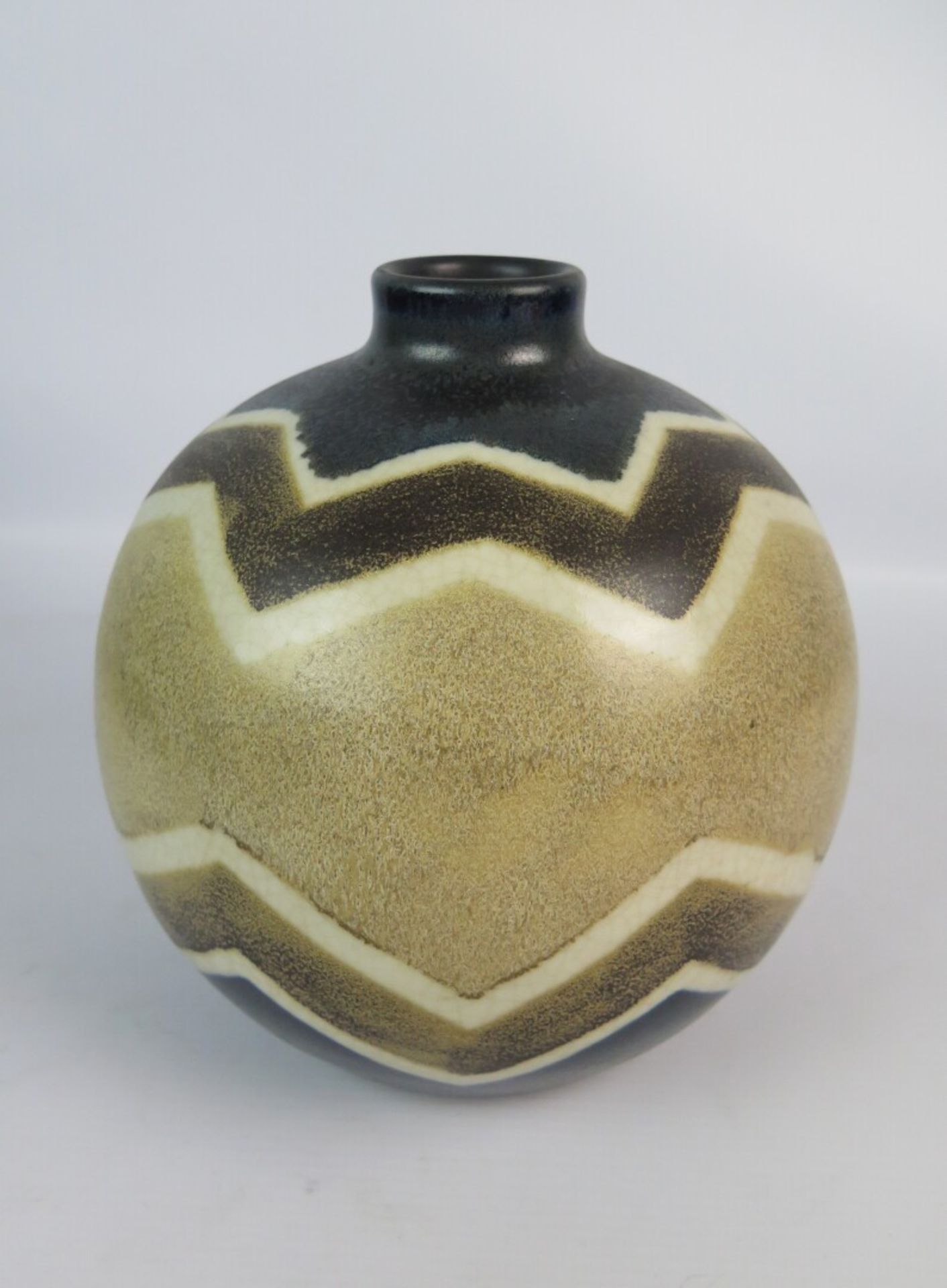 Charles CATTEAU (1880-1966). - Vase en grès polychrome émaillé de forme boule. - [...] - Bild 2 aus 5