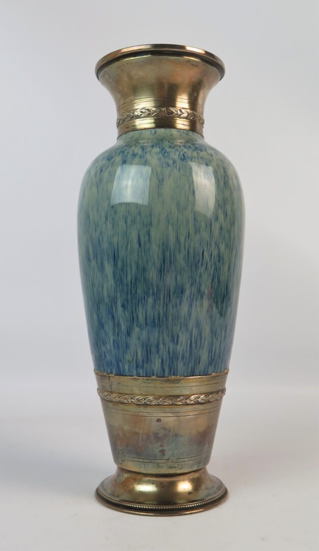 SEVRES, Paul MILET (1870-1950). - Vase en porcelaine à décor moucheté bleu sur [...]