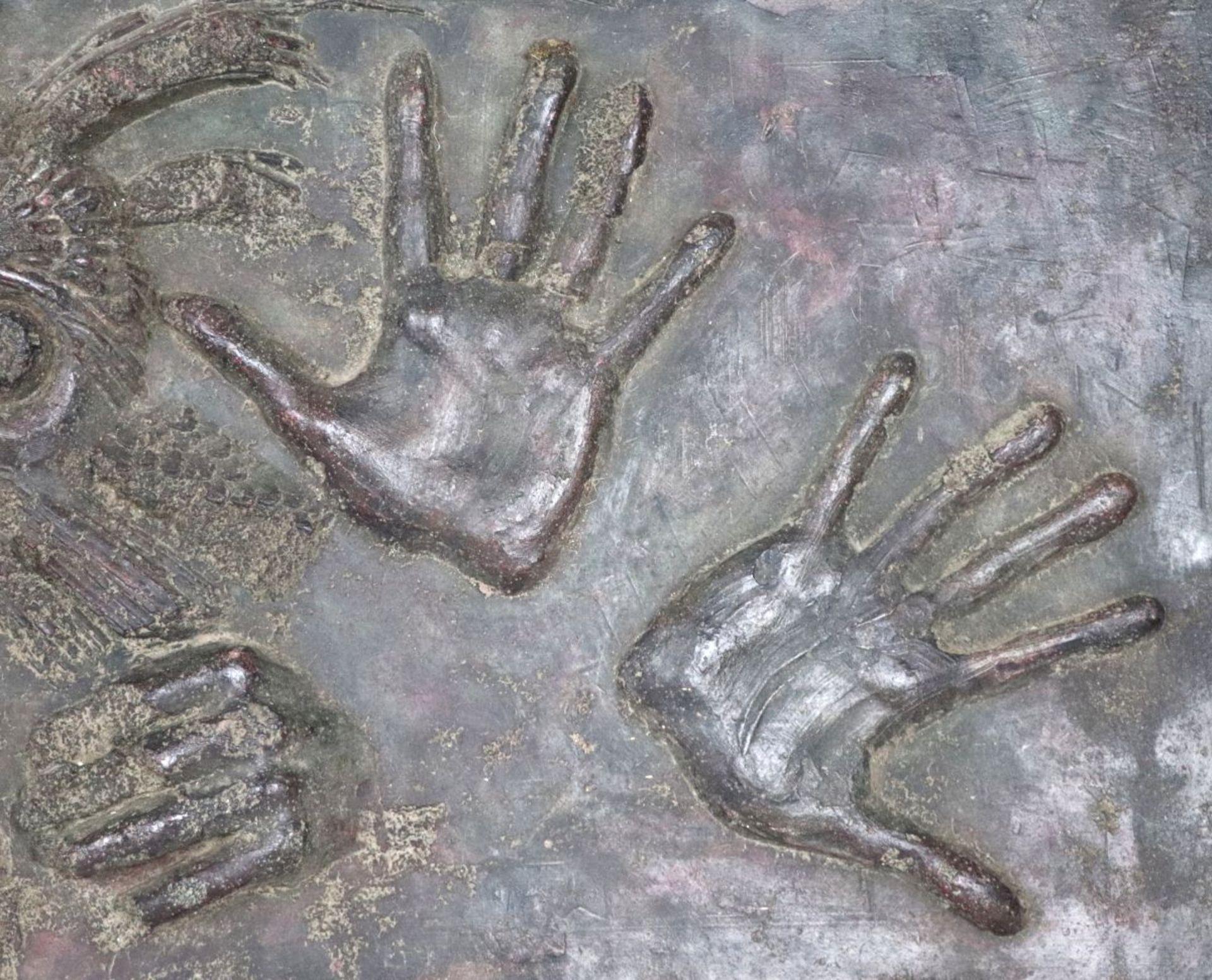 ASLAN (1930-2014). - Masque et mains. - Important bas-relief en ciment patiné, [...] - Bild 5 aus 7