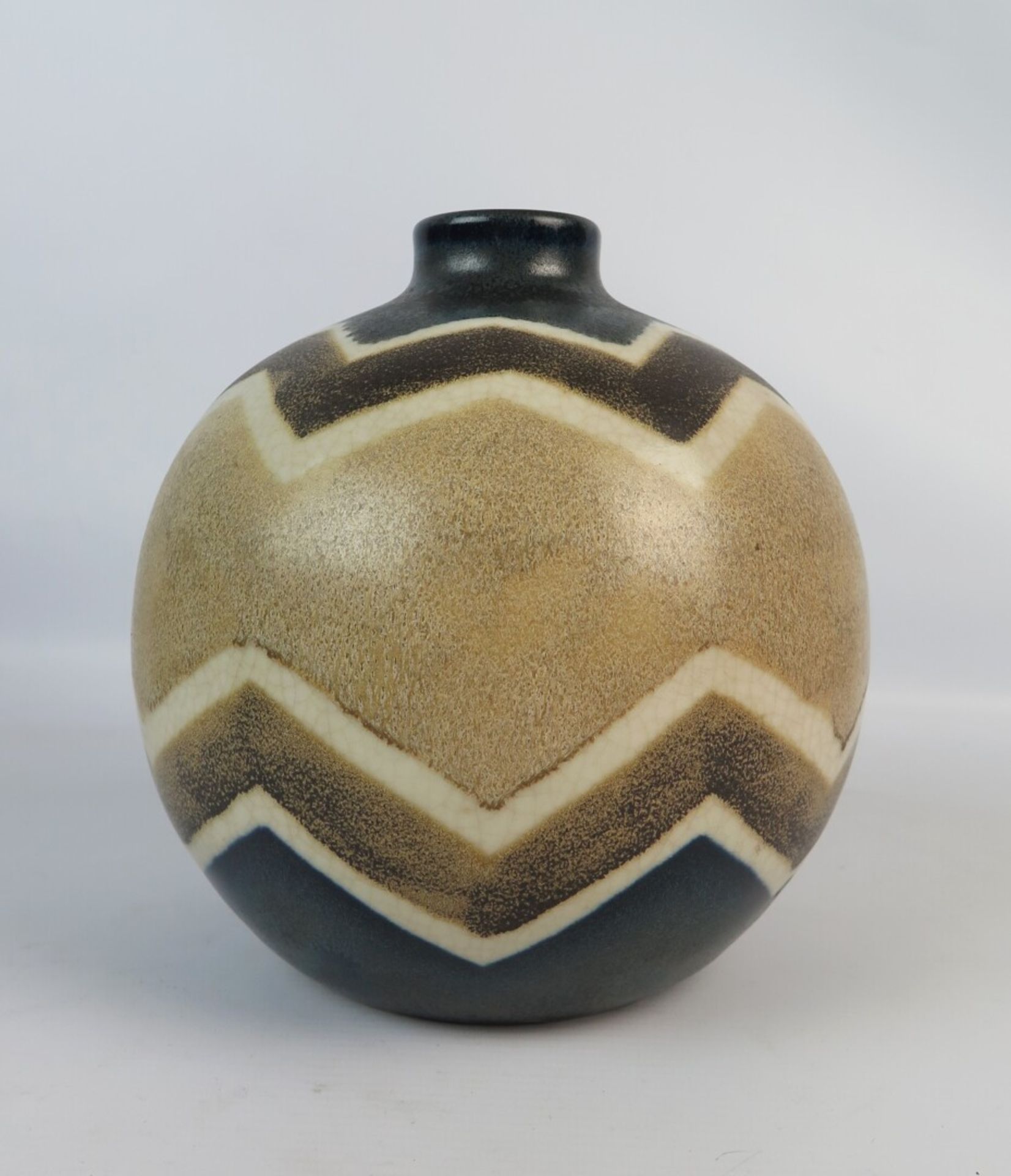 Charles CATTEAU (1880-1966). - Vase en grès polychrome émaillé de forme boule. - [...]