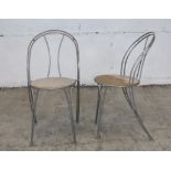 Travail des années 1980. - Paire de chaises. - Fil d'acier cintré, assise en [...]