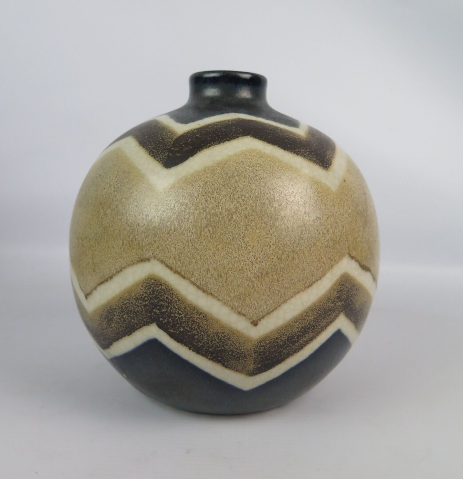 Charles CATTEAU (1880-1966). - Vase en grès polychrome émaillé de forme boule. - [...] - Bild 3 aus 5