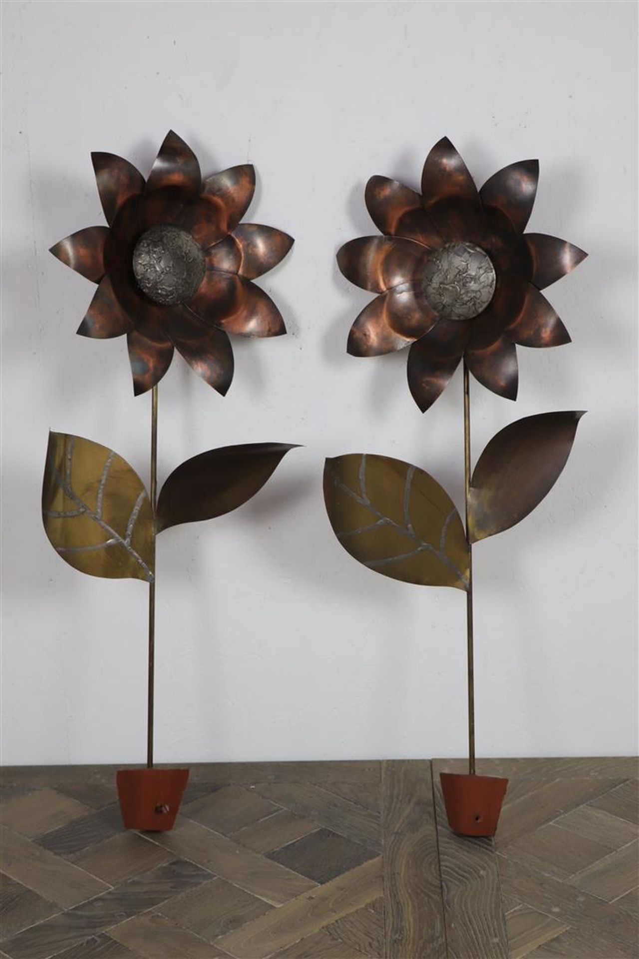 Travail français des années 1970. - Paire d'appliques fleurs en cuivre, bois [...]