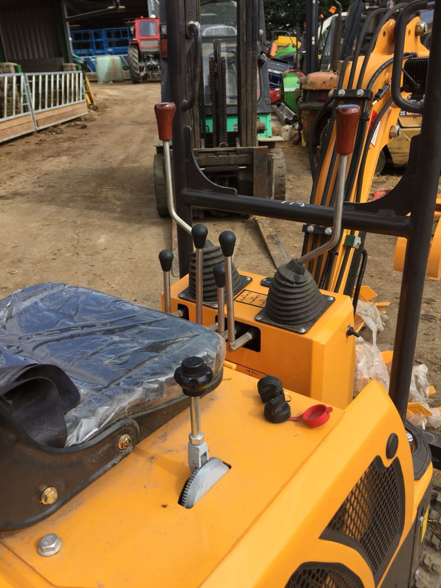 BRAND NEW MINI TRACKED EXCAVATOR MICRO RHINOCEROS XN08 - X3 BUCKETS & GRAPPLE *PLUS VAT* - Image 5 of 11