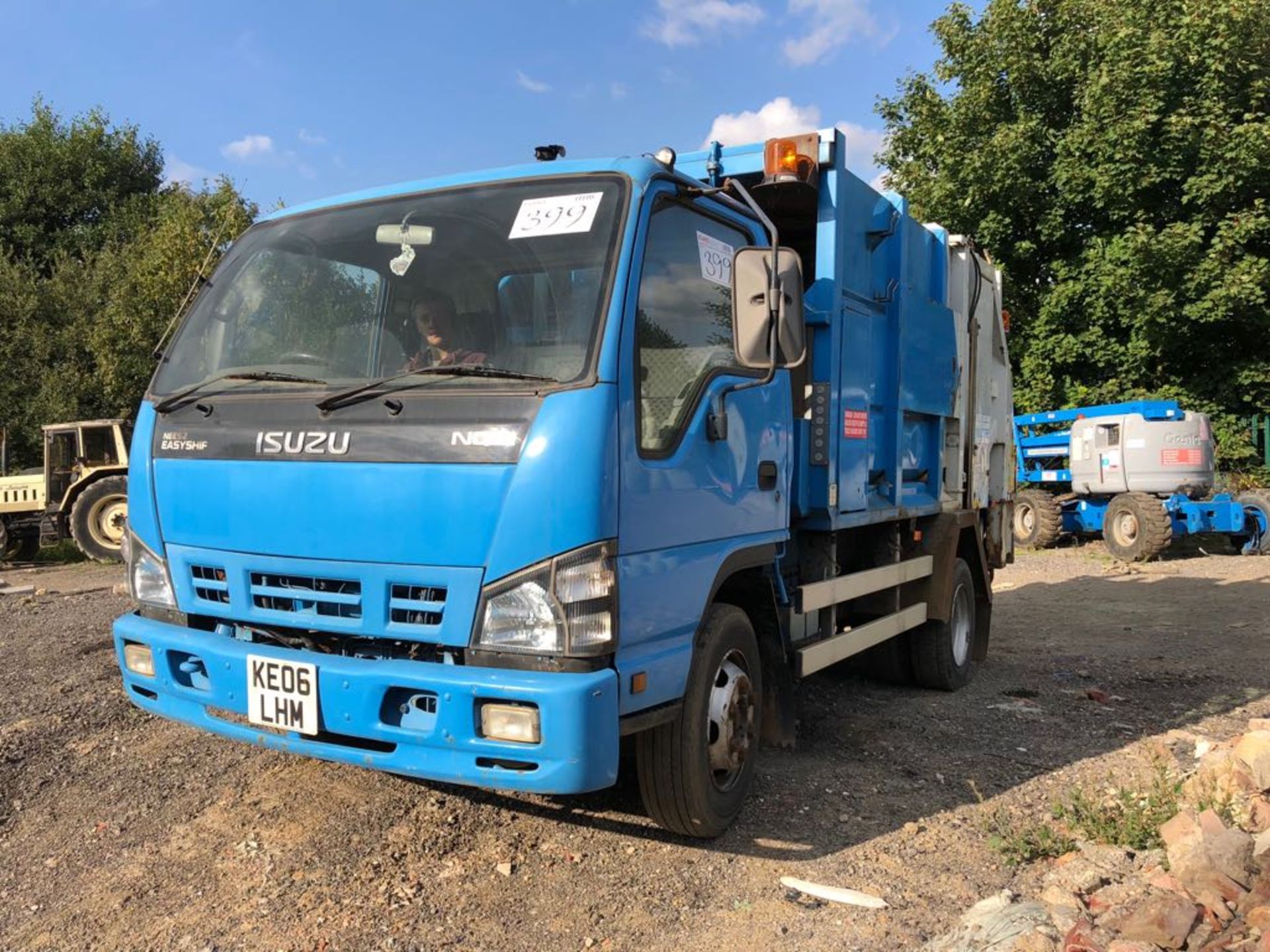 2006/06 REG ISUZU TRUCKS NQR 70 BLUE/WHITE DIESEL DUSTBIN LORRY *PLUS VAT* - Image 3 of 9