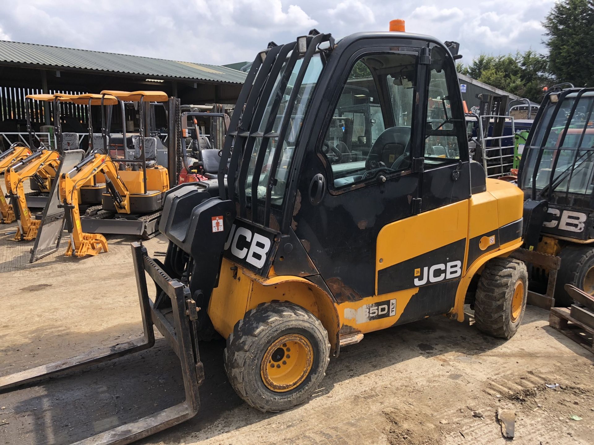 APPROX 2010-11 JCB 35D TLT TELETRUK 4X4 SHOWING 3726 HOURS (UNVERIFIED) *PLUS VAT*