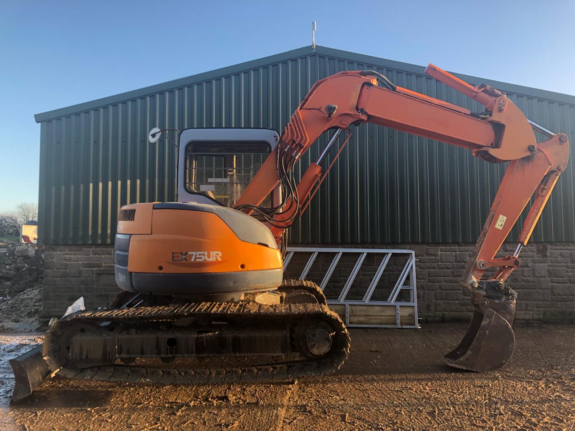 2001 HITACHI EX75 7.6 TONNE STEEL TRACKED EXCAVATOR *PLUS VAT*