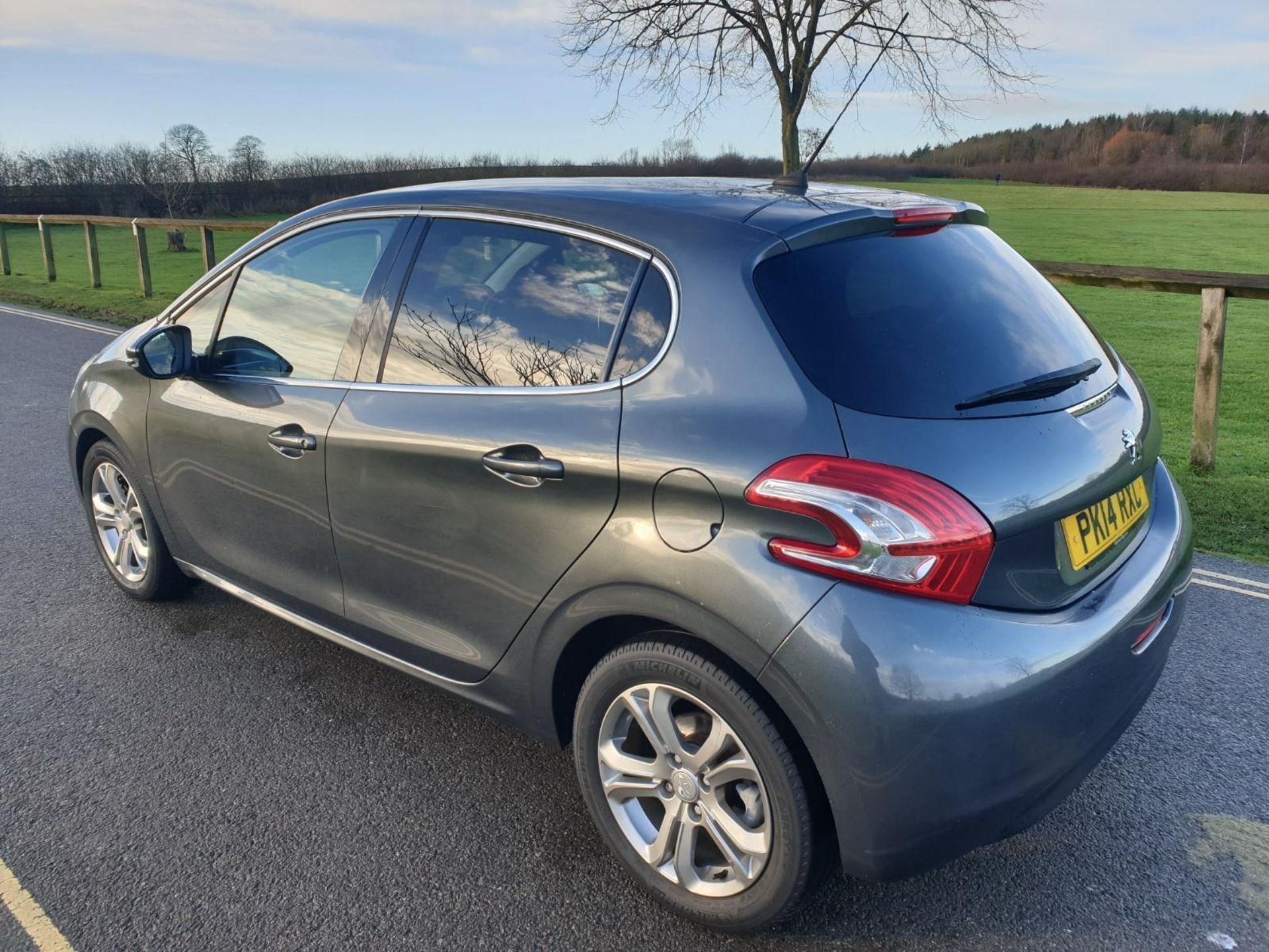 2014/14 REG PEUGEOT 208 ACTIVE E-HDI 1.6 DIESEL 5 DOOR HATCHBACK, SHOWING 1 FORMER KEEPER *NO VAT* - Image 5 of 11