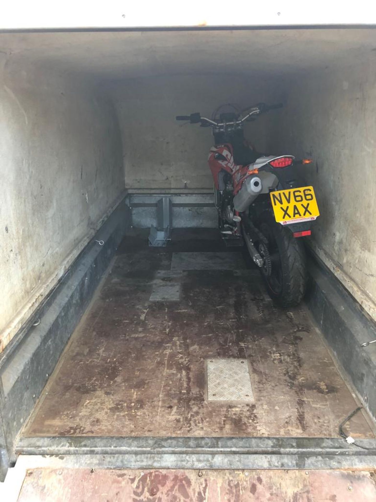 SPECIALIST SINGLE AXLE TOW ABLE MOTORBIKE TRANSPORT COVERED TRAILER WITH REAR RAMP *PLUS VAT* - Image 2 of 9