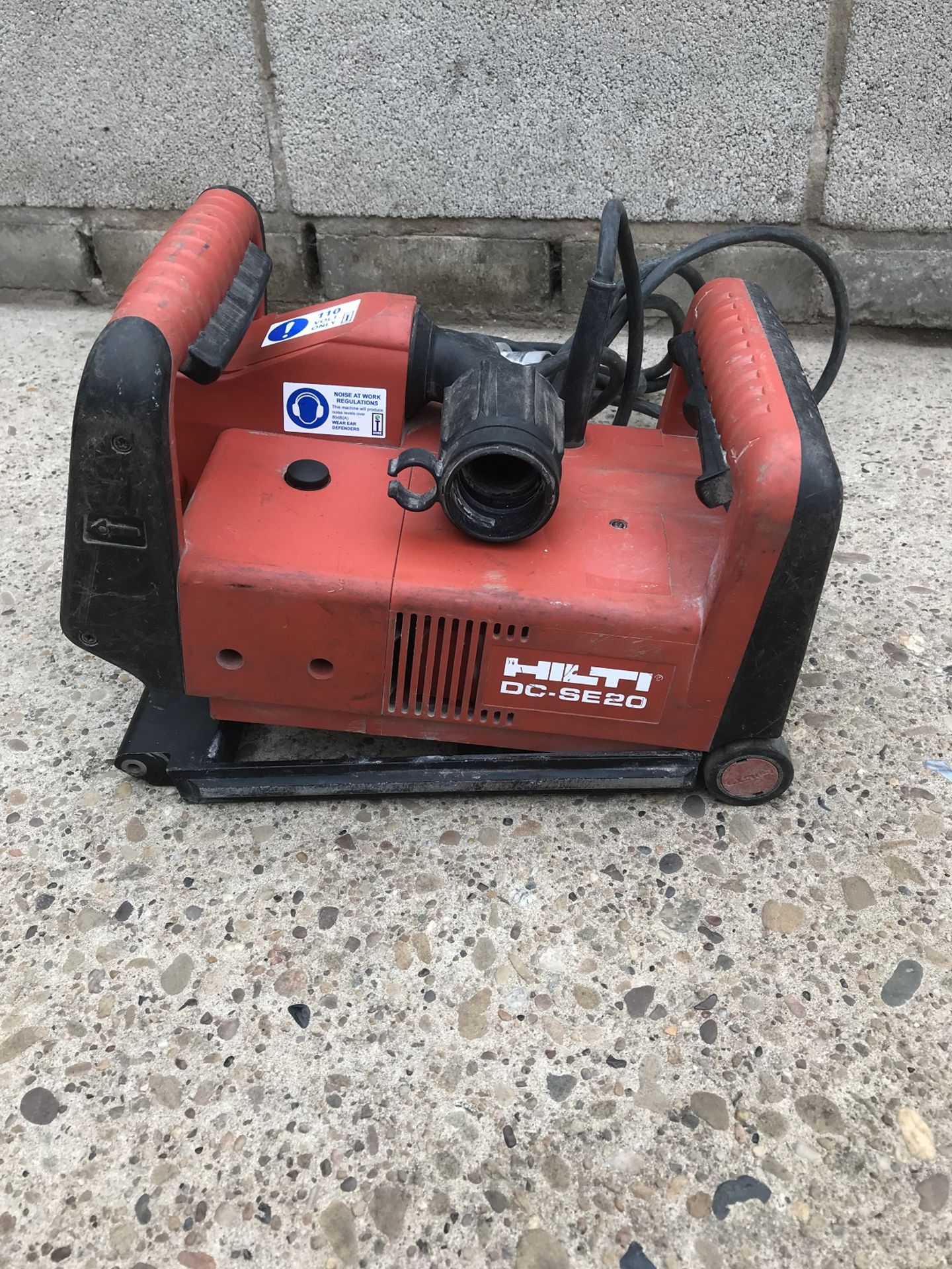 HILTI DC - SE20 WALL CHASER, C/W CARRYING CASE YEAR 2016 *PLUS VAT* - Image 2 of 6