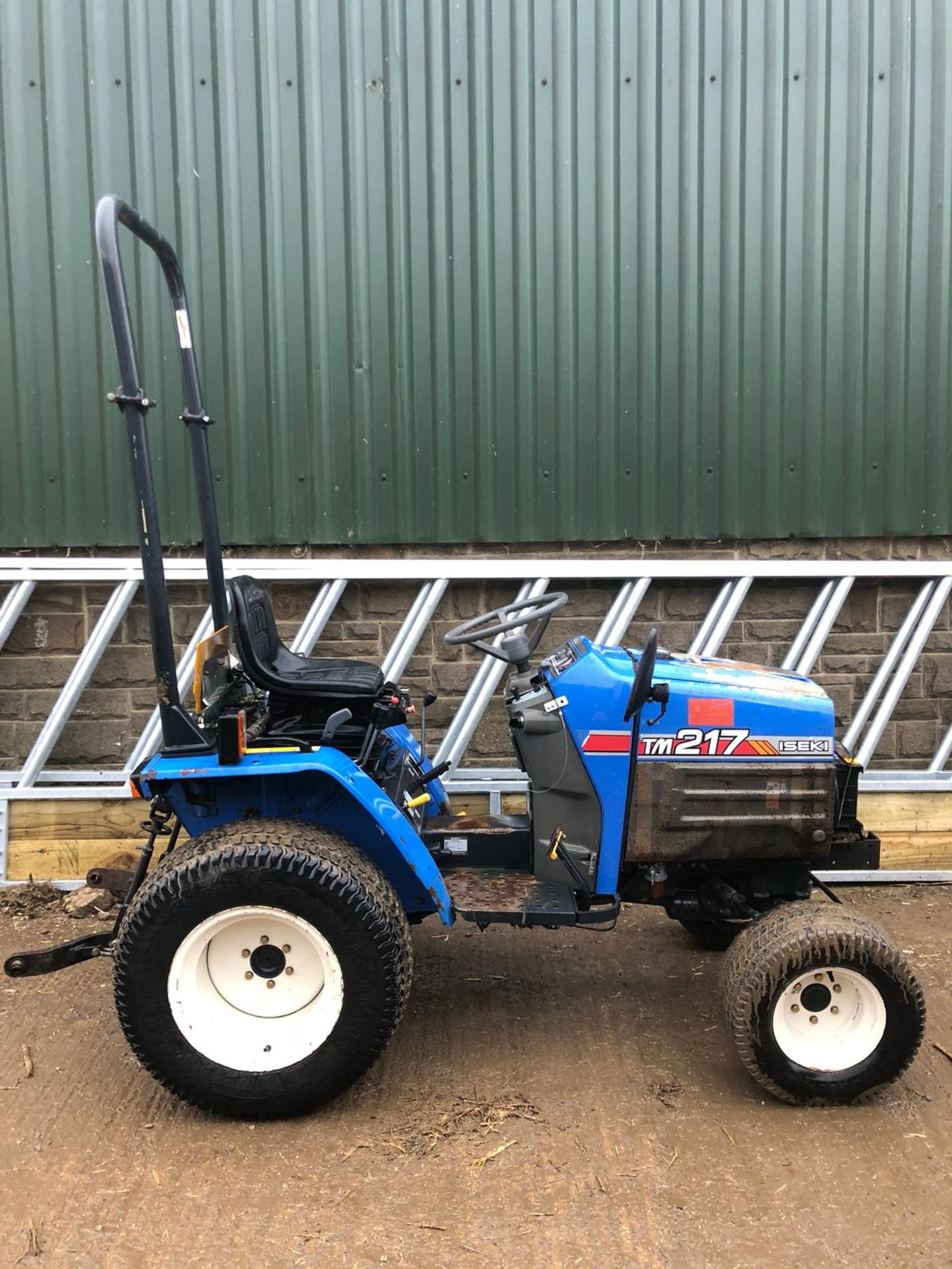2000 ISEKI TM217 BLUE DIESEL COMPACT UTILITY TRACTOR WITH ROLL BAR, 3 POINT LINKAGE ETC *PLUS VAT* - Image 4 of 16