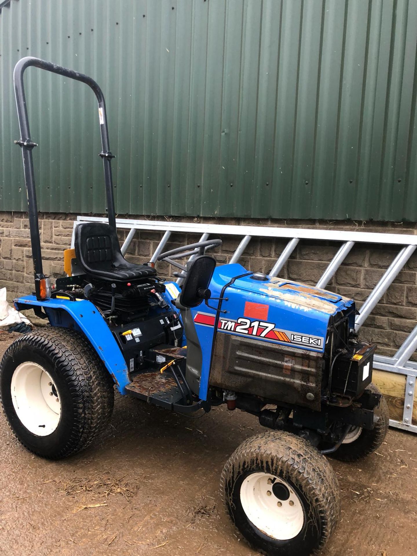 2000 ISEKI TM217 BLUE DIESEL COMPACT UTILITY TRACTOR WITH ROLL BAR, 3 POINT LINKAGE ETC *PLUS VAT* - Image 6 of 16