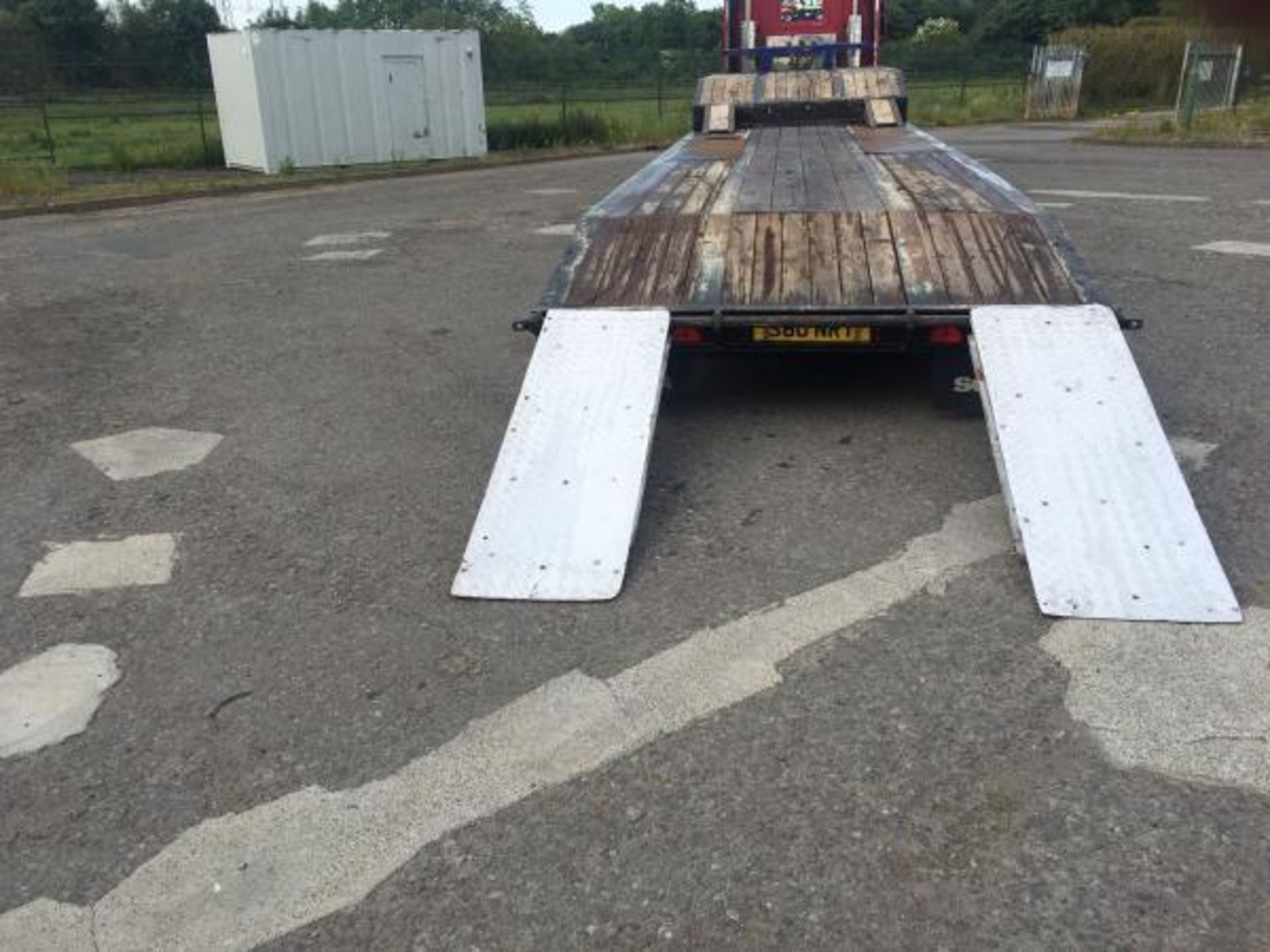 2004 CHIEFTAIN TRI AXLE LOW LOADER TRAILER, GOOD CONDITION, ALLOY RAMPS, AIR SUSPENSION *PLUS VAT* - Image 7 of 12