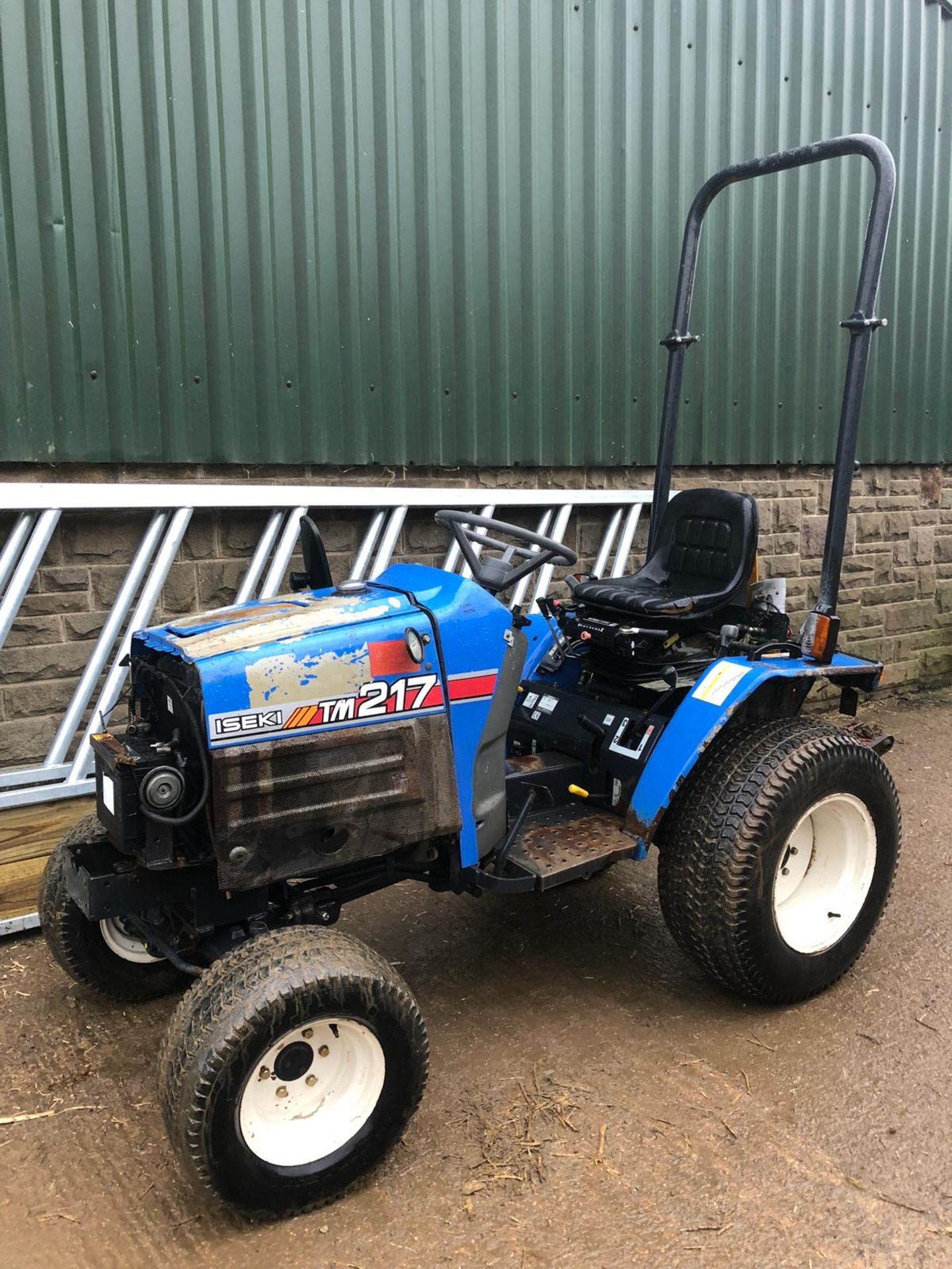 2000 ISEKI TM217 BLUE DIESEL COMPACT UTILITY TRACTOR WITH ROLL BAR, 3 POINT LINKAGE ETC *PLUS VAT* - Image 3 of 16