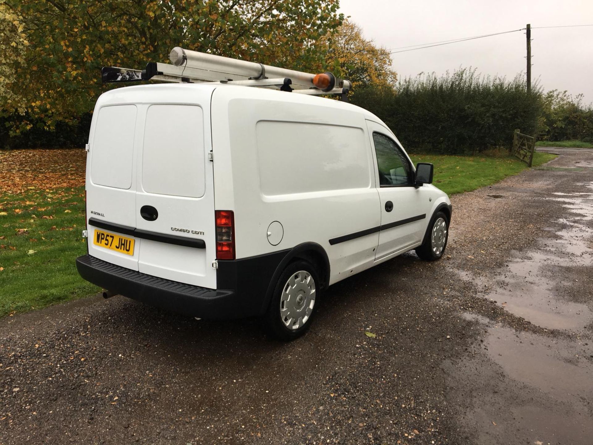 2007/57 REG VAUXHALL COMBO 2000 CDTI WHITE DIESEL CAR DERIVED VAN, SHOWING 0 FORMER KEEPERS *NO VAT* - Image 6 of 11