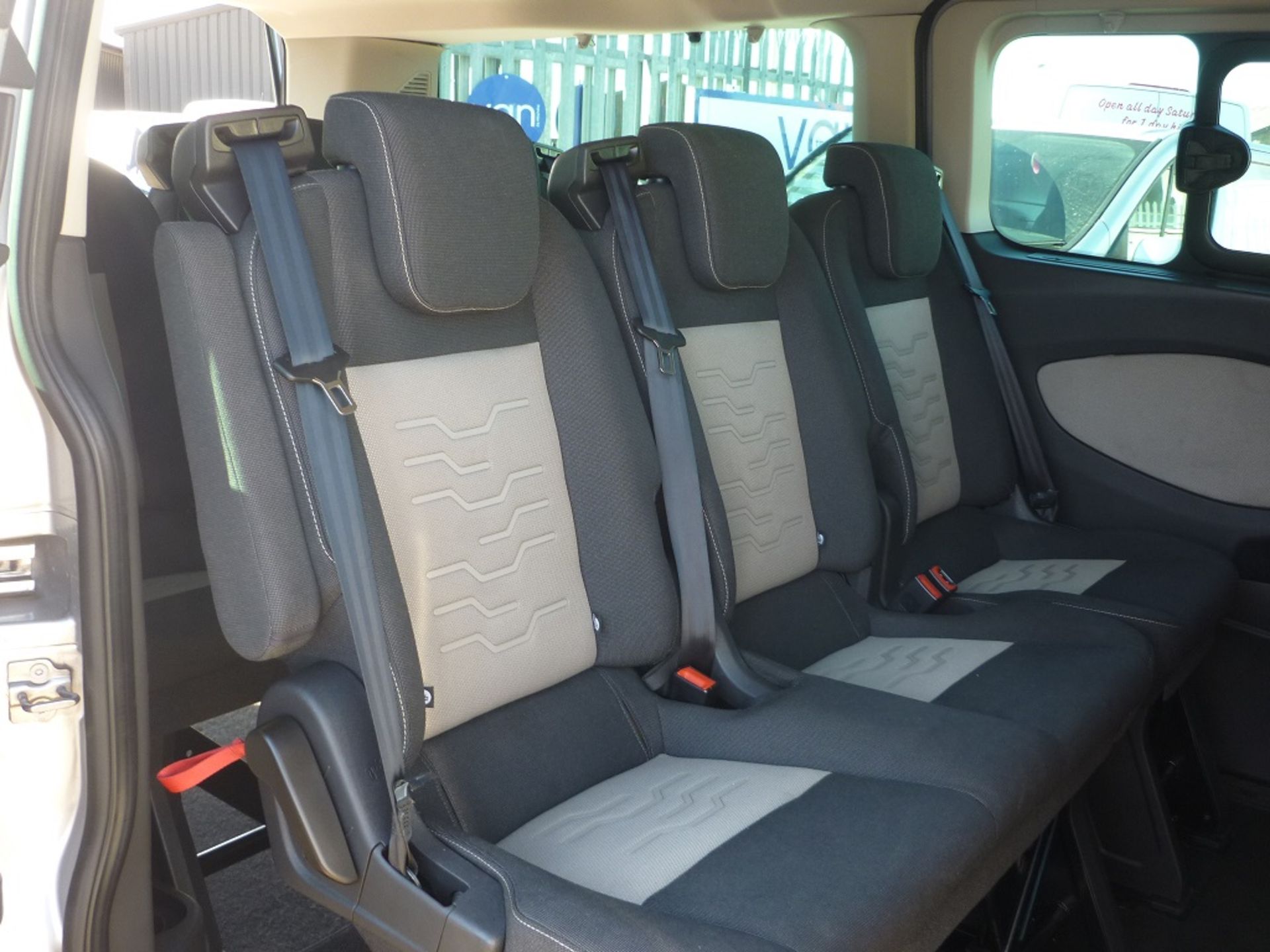 2015/15 REG FORD TOURNEO CUSTOM 300 LIMITED EDITION SILVER DIESEL MPV, SHOWING 0 FORMER KEEPERS - Image 7 of 8