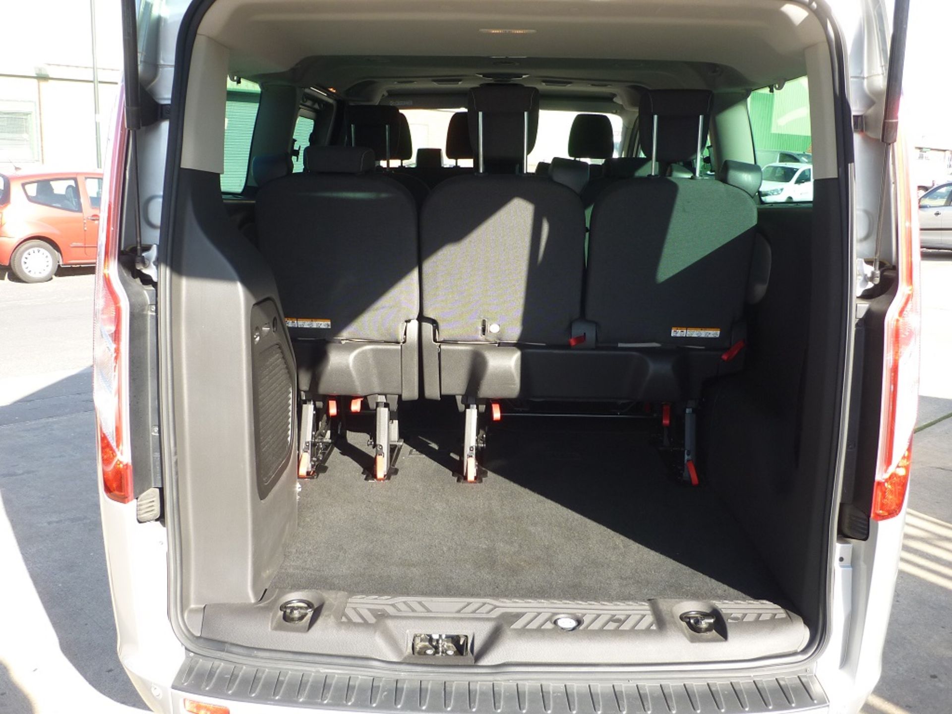 2015/15 REG FORD TOURNEO CUSTOM 300 LIMITED EDITION SILVER DIESEL MPV, SHOWING 0 FORMER KEEPERS - Image 6 of 8