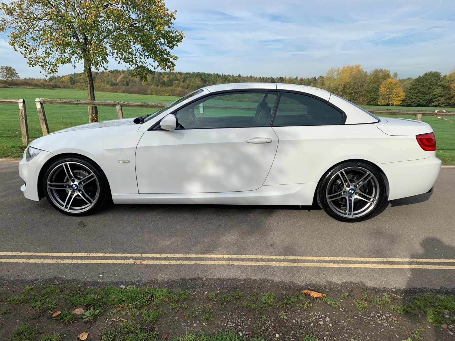 2010/10 REG BMW 320I M SPORT WHITE PETROL CONVERTIBLE - FULL SERVICE HISTORY - LOW MILES *NO VAT* - Image 10 of 12