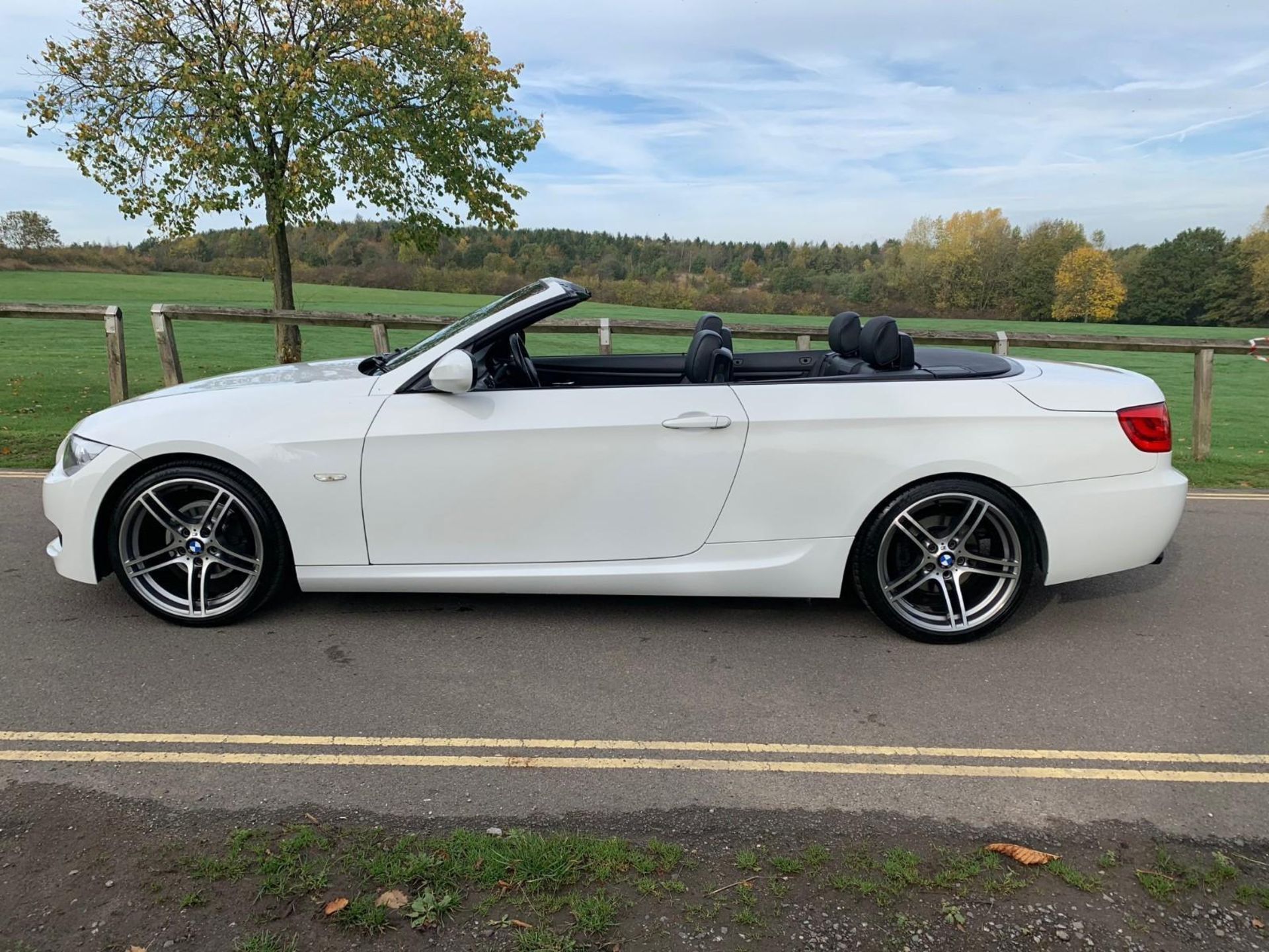 2010/10 REG BMW 320I M SPORT WHITE PETROL CONVERTIBLE - FULL SERVICE HISTORY - LOW MILES *NO VAT* - Image 4 of 12