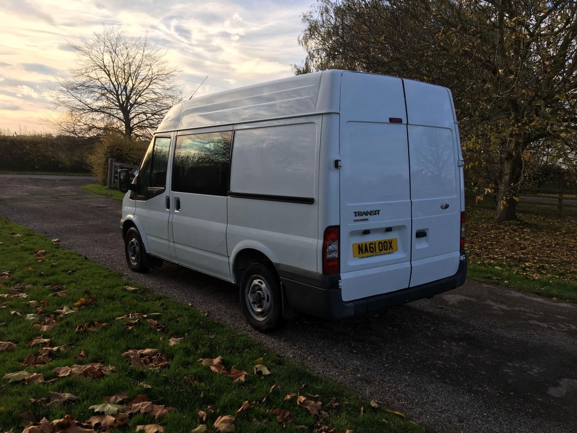 2011/61 REG FORD TRANSIT 85 T280S DOUBLE CAB FWB 6 SEATS WHITE DIESEL VAN WITH WINDOWS *NO VAT* - Image 4 of 14