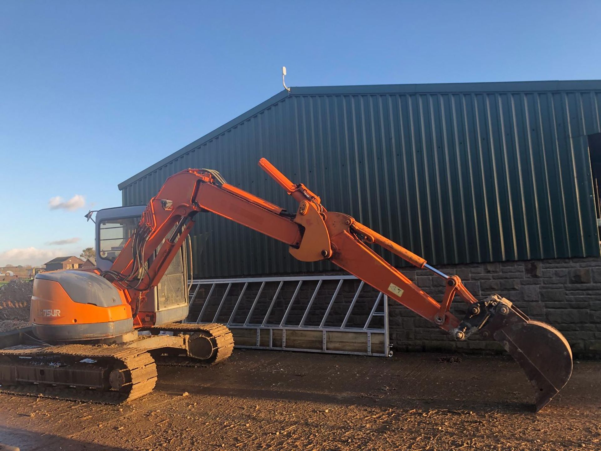 2001 HITACHI EX75 7.6 TONNE STEEL TRACKED EXCAVATOR *PLUS VAT* - Image 2 of 18