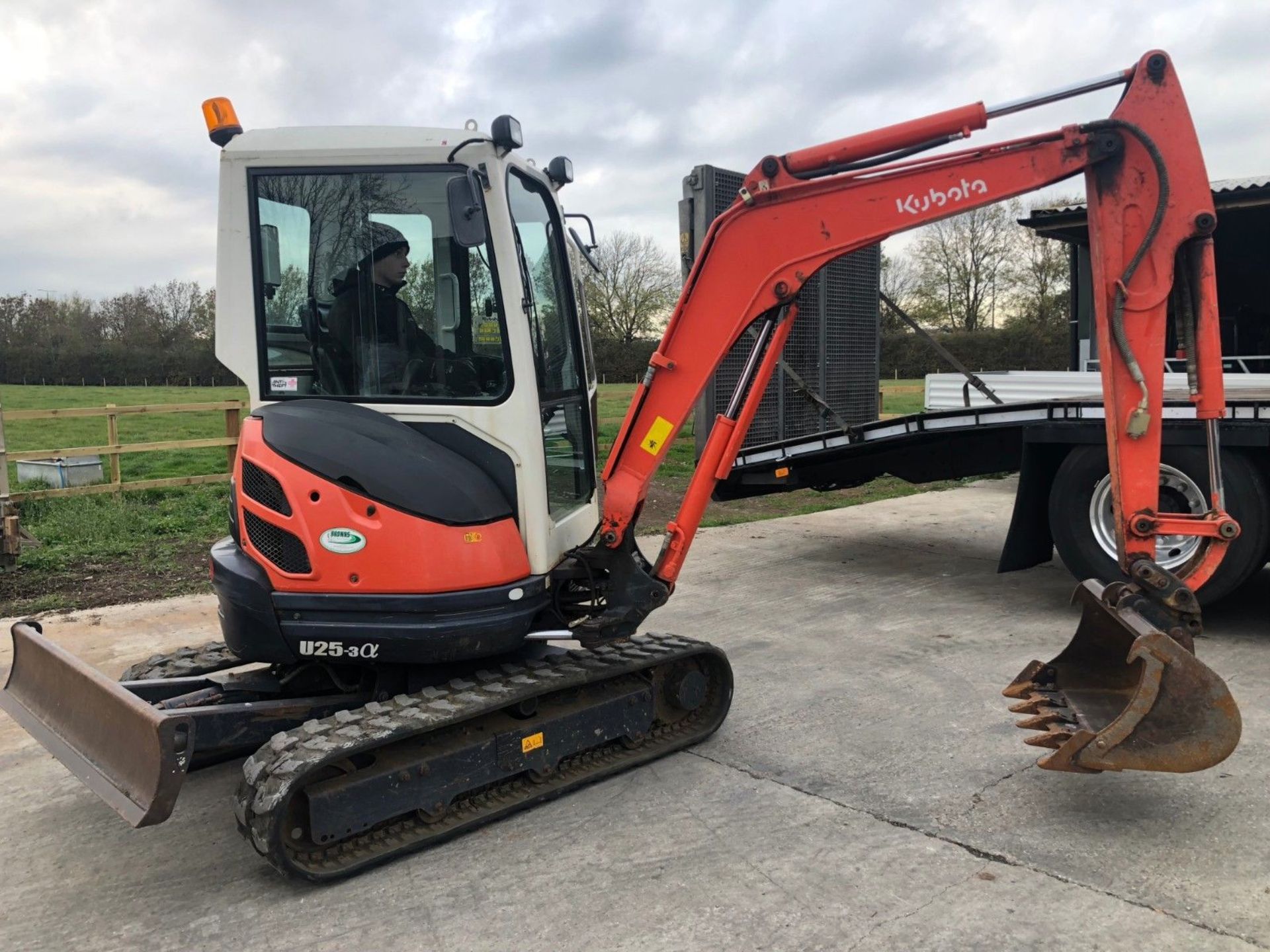 KUBOTA EXCAVATOR MODEL: U25-3A, ZERO TAIL SWING, YEAR 2009, ONLY 1757 HOURS, 2.5 TON. - Image 3 of 8