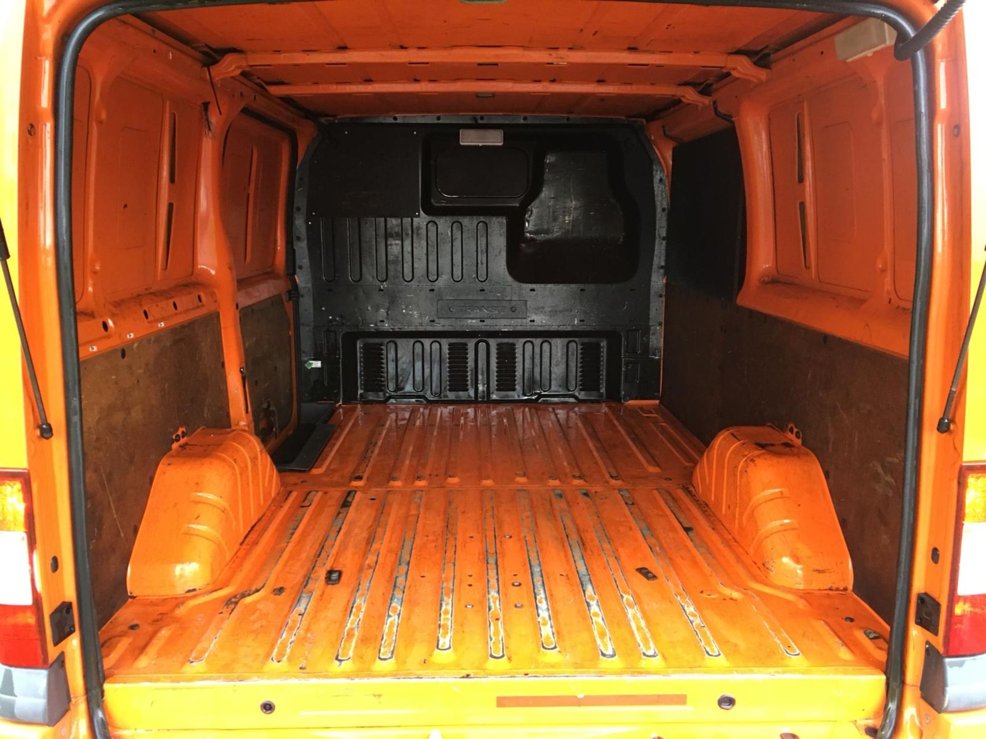 2007/57 REG FORD TRANSIT 100 T330S RWD ORANGE DIESEL PANEL VAN, SHOWING 3 FORMER KEEPERS *NO VAT* - Image 9 of 14