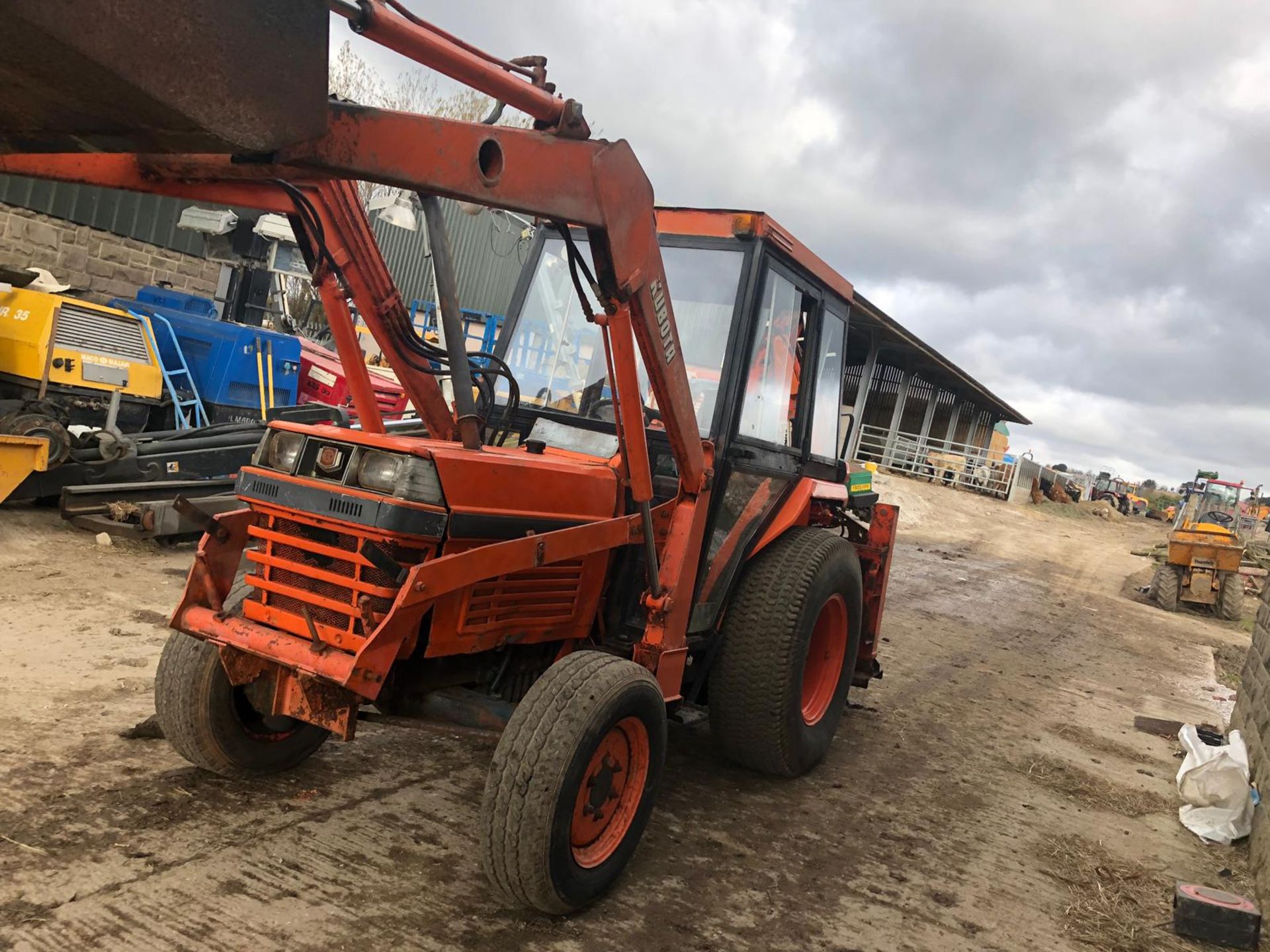 KUBOTA COMPACT TRACTOR WITH CAB & FRONT LOADER + LEWIS LANDLORD 300S BACK ACTOR *PLUS VAT* - Image 7 of 18