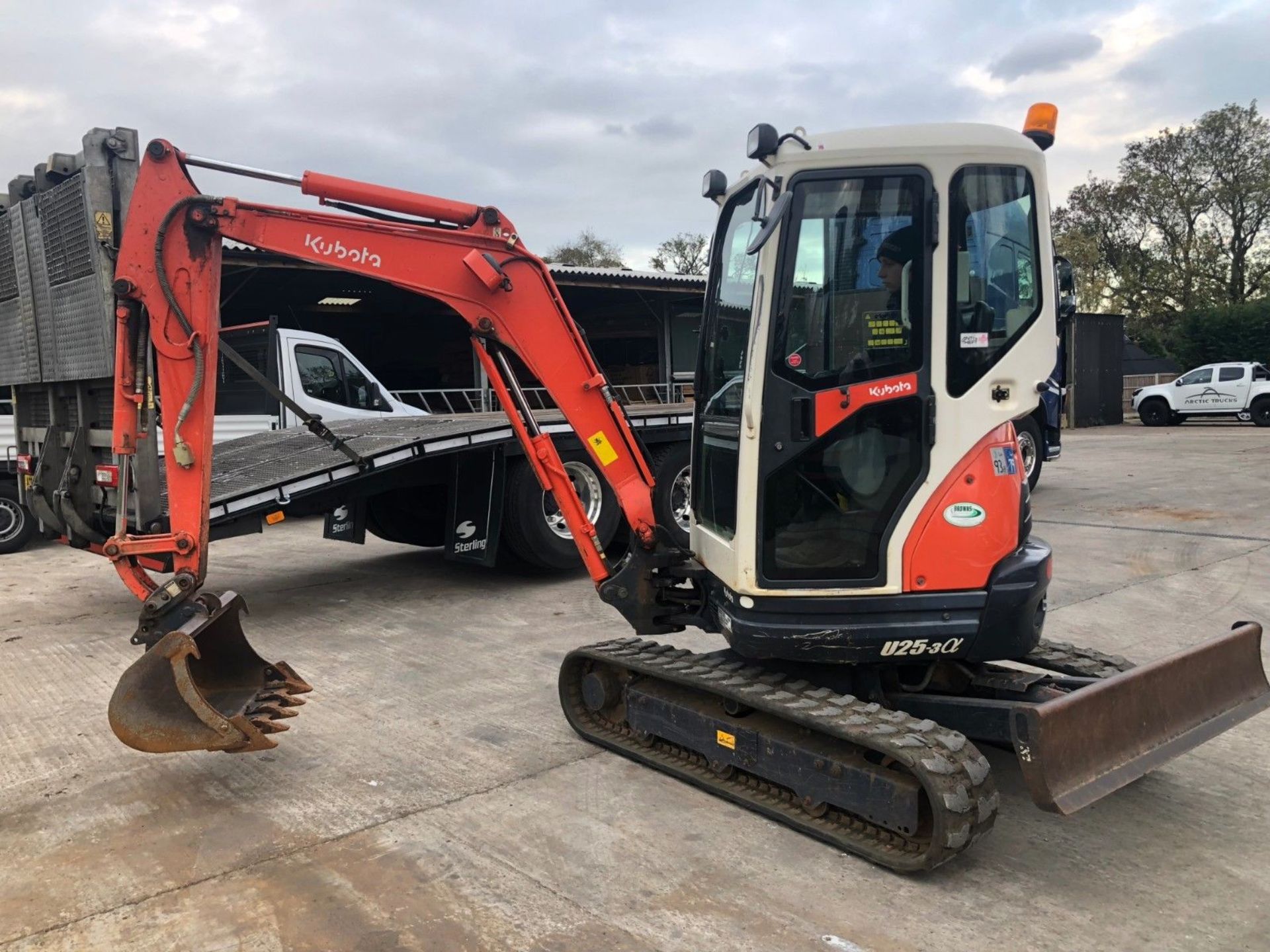 KUBOTA EXCAVATOR MODEL: U25-3A, ZERO TAIL SWING, YEAR 2009, ONLY 1757 HOURS, 2.5 TON. - Image 2 of 8