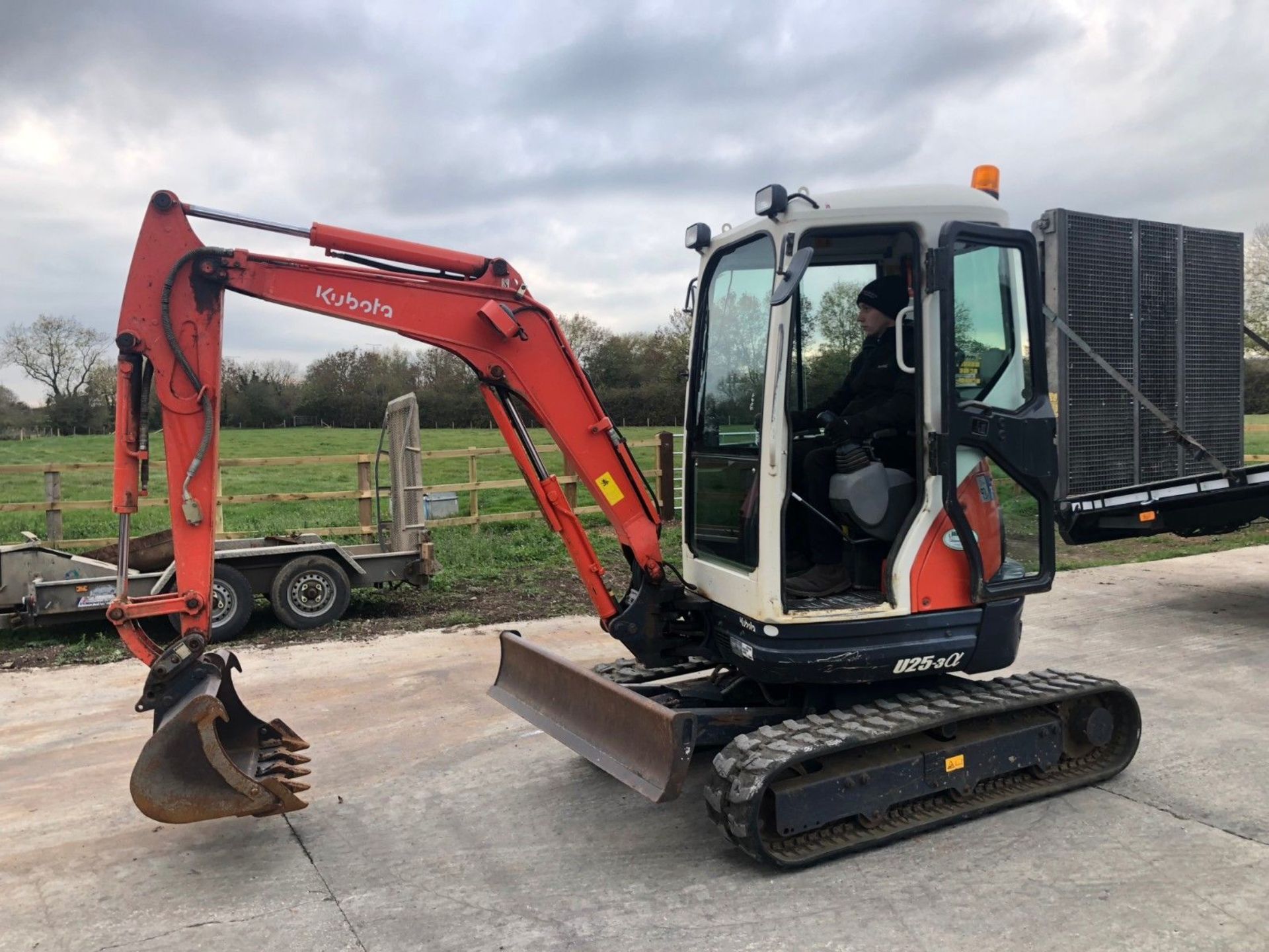 KUBOTA EXCAVATOR MODEL: U25-3A, ZERO TAIL SWING, YEAR 2009, ONLY 1757 HOURS, 2.5 TON.