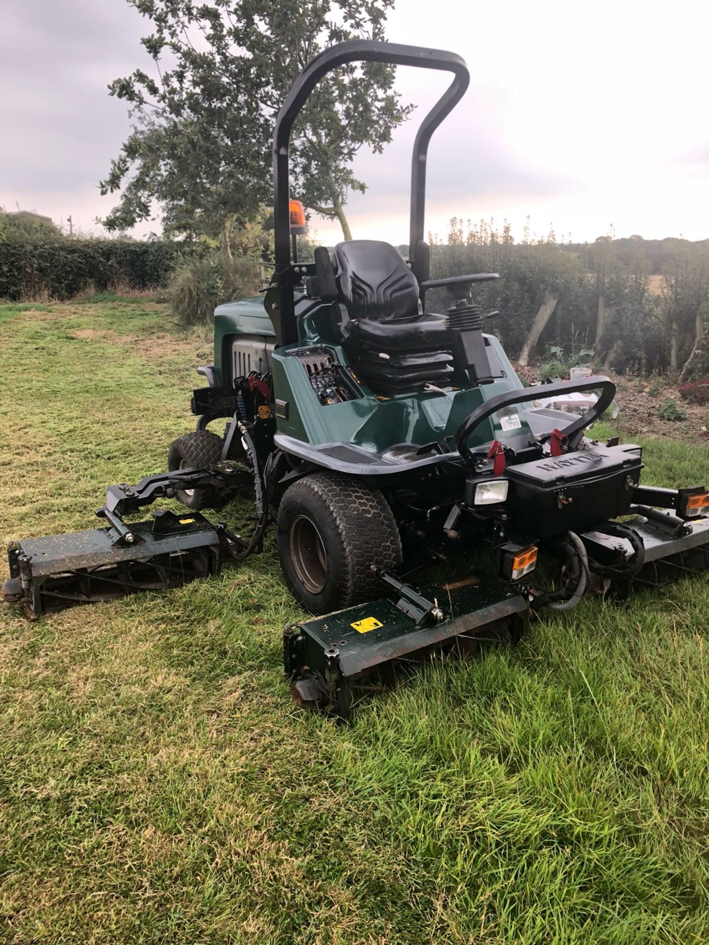 2005/55 REG HAYTER 5 GANG RIDE ON MOWER - Image 2 of 19