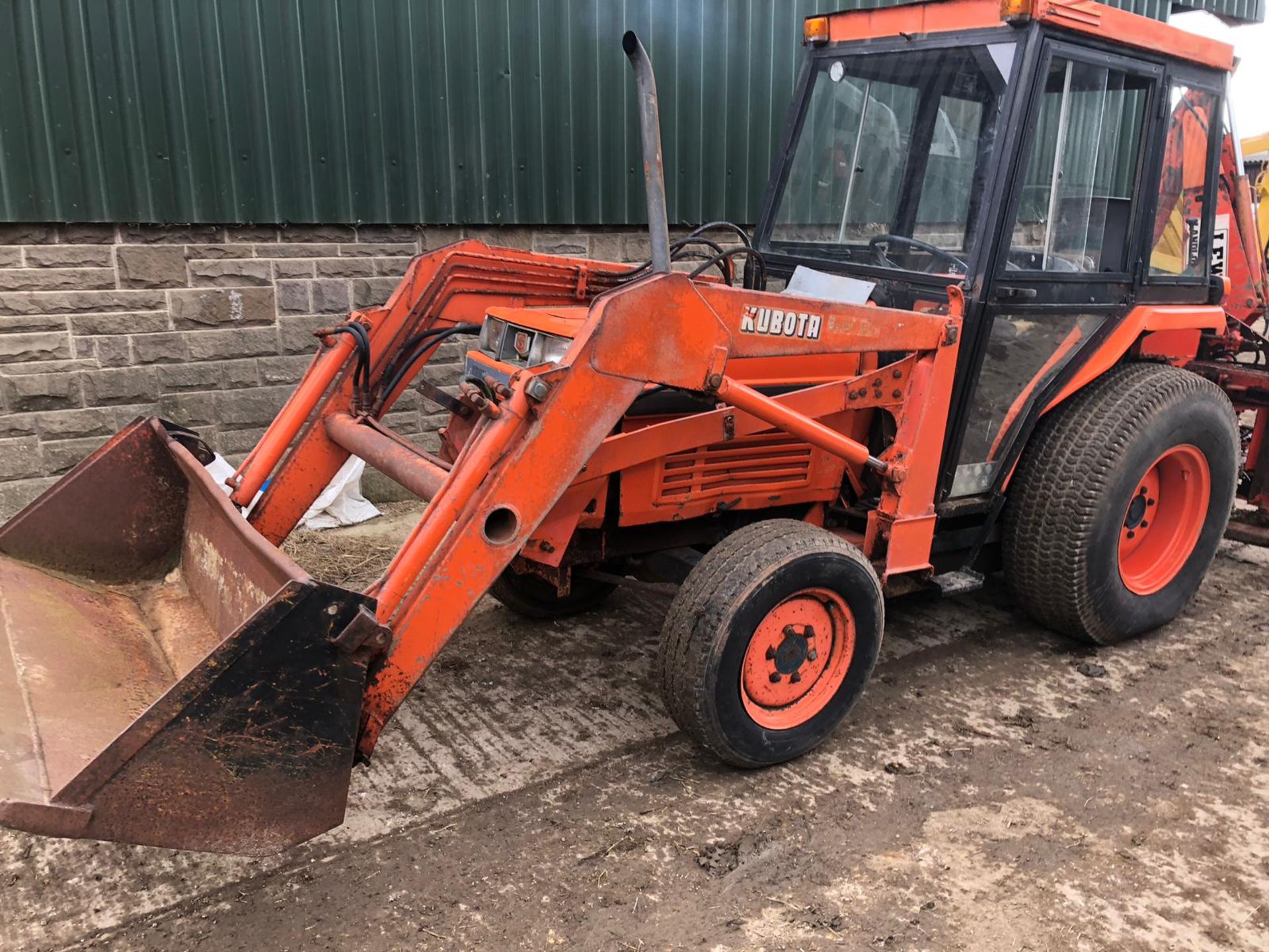 KUBOTA COMPACT TRACTOR WITH CAB & FRONT LOADER + LEWIS LANDLORD 300S BACK ACTOR *PLUS VAT* - Image 5 of 18