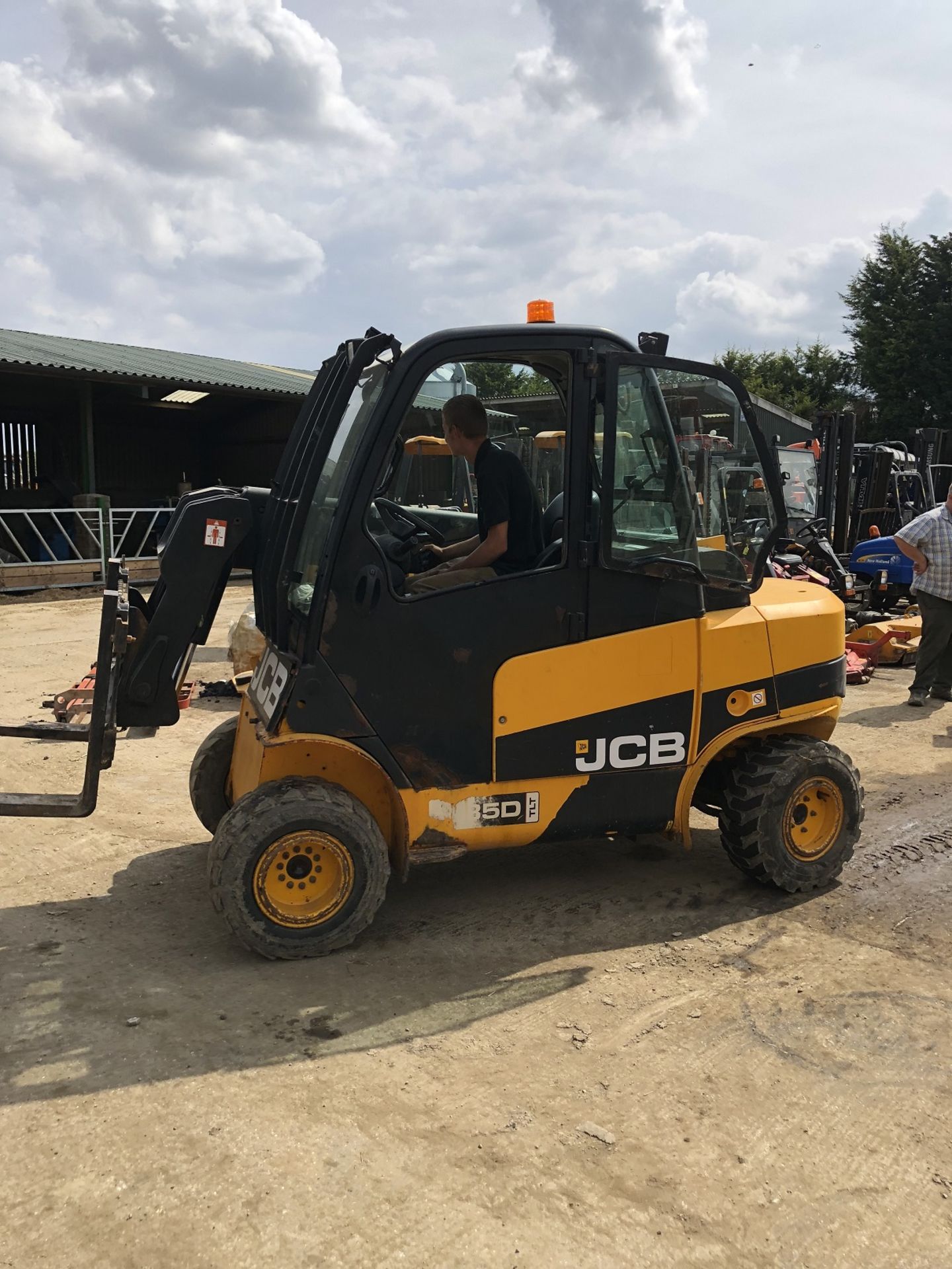 APPROX 2010-11 JCB 35D TLT TELETRUK 4X4 SHOWING 3726 HOURS (UNVERIFIED) *PLUS VAT* - Image 5 of 9