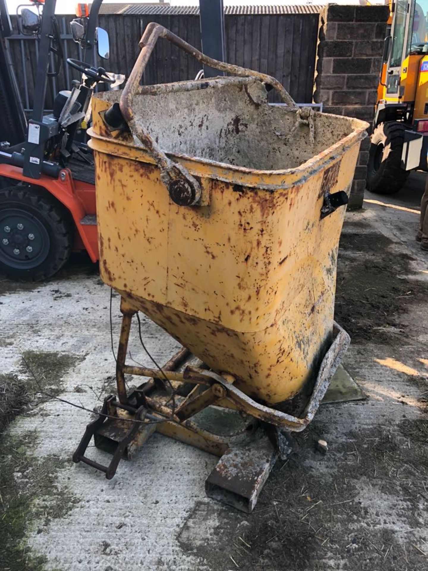 CONCRETE SKIP 500L *PLUS VAT* - Image 2 of 3