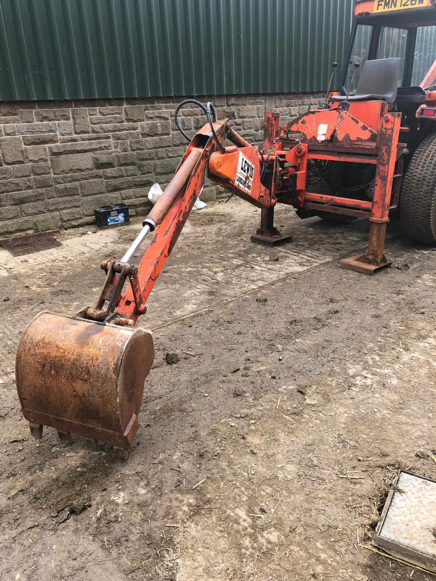 KUBOTA COMPACT TRACTOR WITH CAB & FRONT LOADER + LEWIS LANDLORD 300S BACK ACTOR *PLUS VAT* - Image 13 of 18