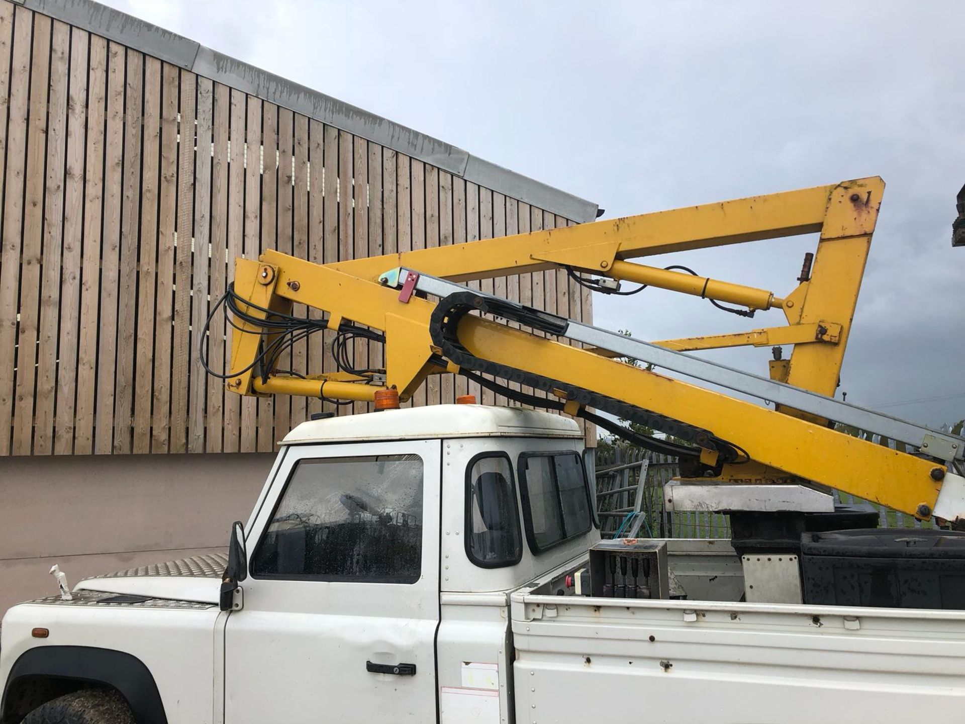 2003/03 REG WHITE LAND ROVER DEFENDER 110 4X4 TD5 WITH NIFTY LIFT CHERRY PICKER *PLUS VAT* - Image 14 of 29