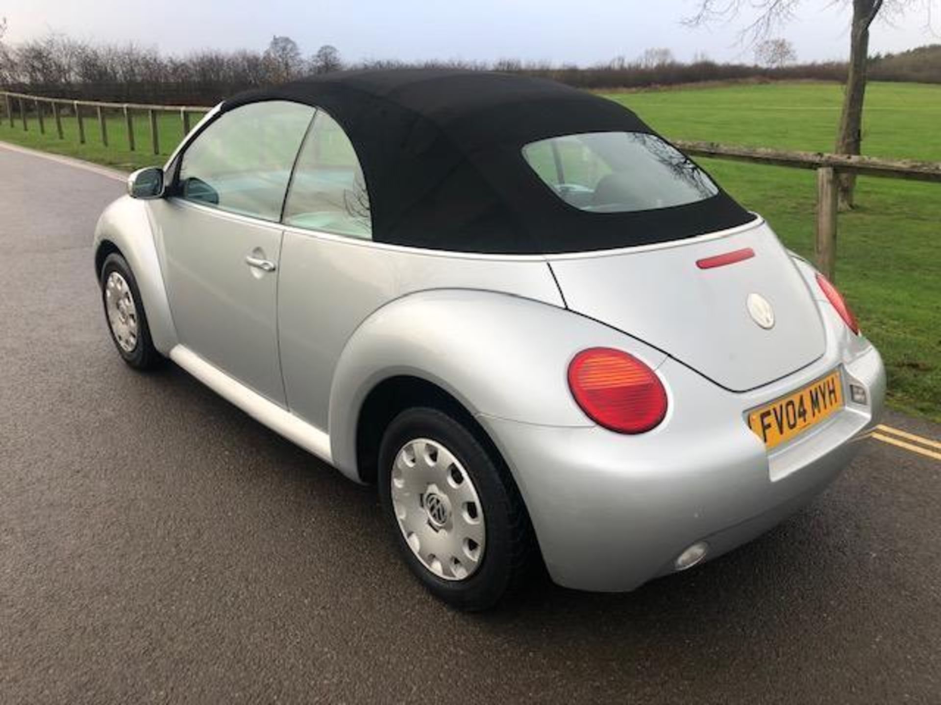 2004/04 REG VOLKSWAGEN BEETLE CABRIOLET 1.4 PETROL SILVER, SHOWING 2 FORMER KEEPERS *NO VAT* - Image 3 of 10