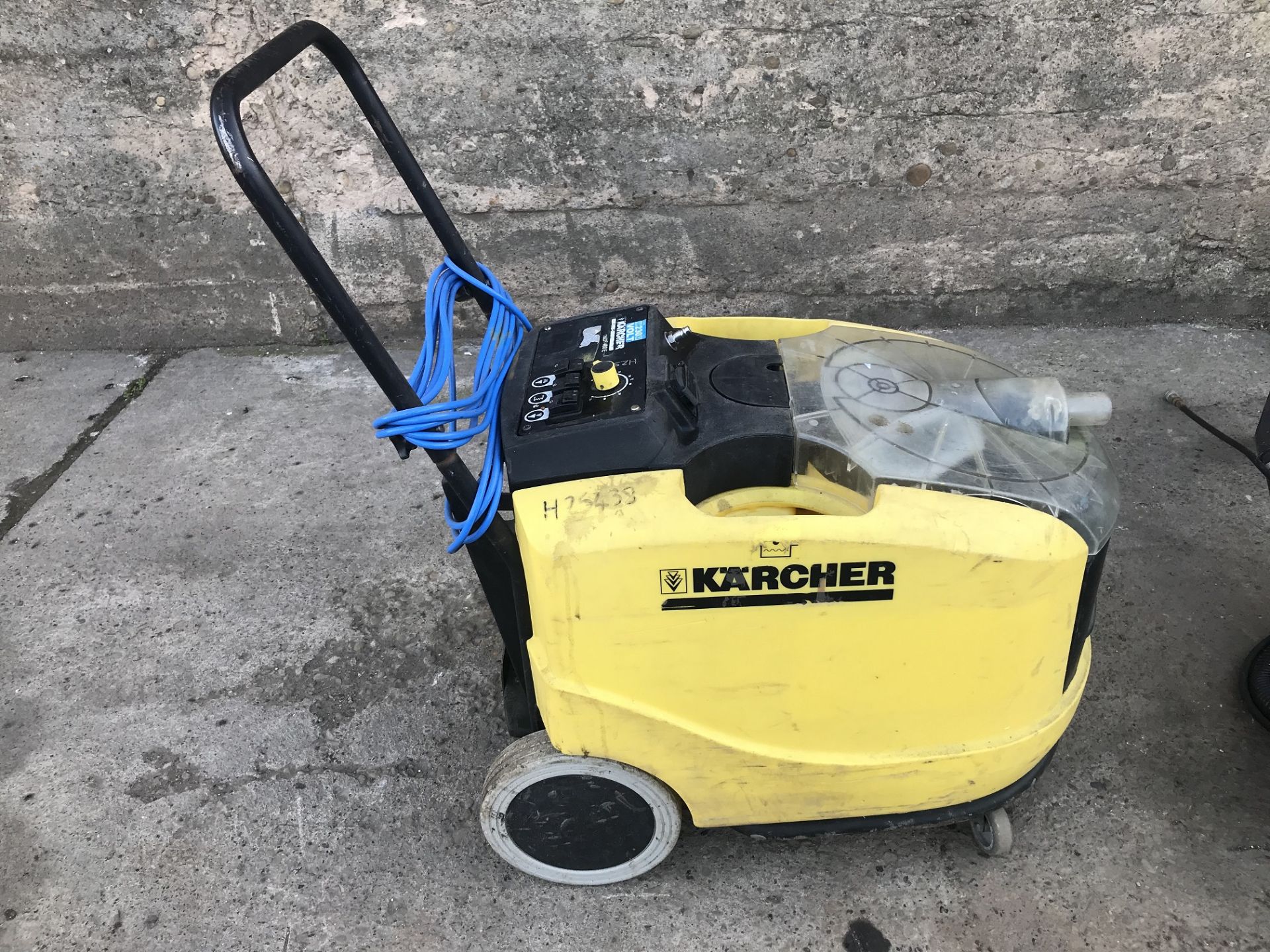 KARCHER PUZZI 400E 240V HOT & COLD CARPET CLEANER C/W HEAVY DUTY CLEANING ATTACHMENTS *PLUS VAT* - Image 3 of 6