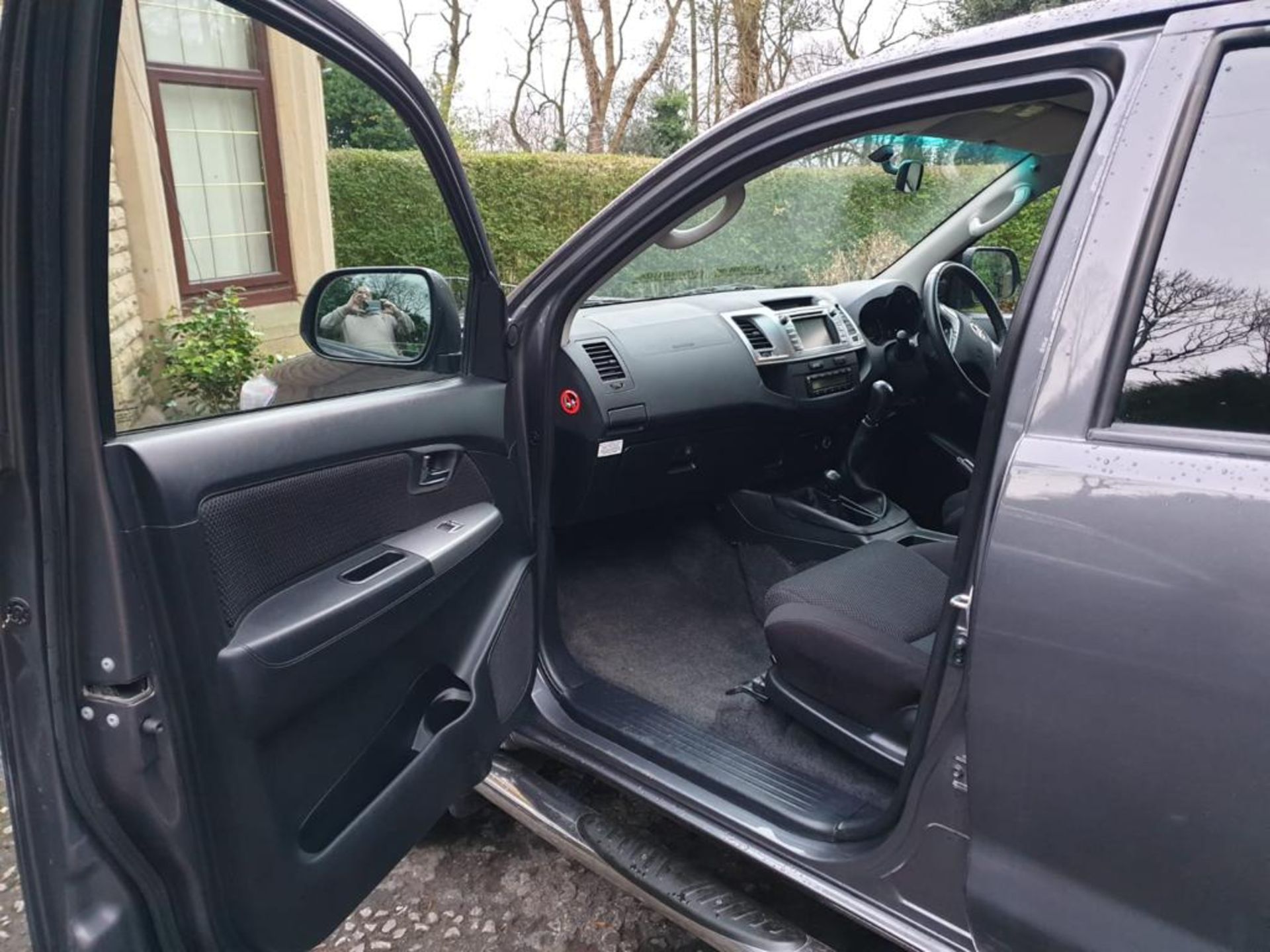 2015/64 REG TOYOTA HILUX INVINCIBLE D-4D 4X4 DIESEL, SHOWING 1 FORMER KEEPER *PLUS VAT* - Image 9 of 11