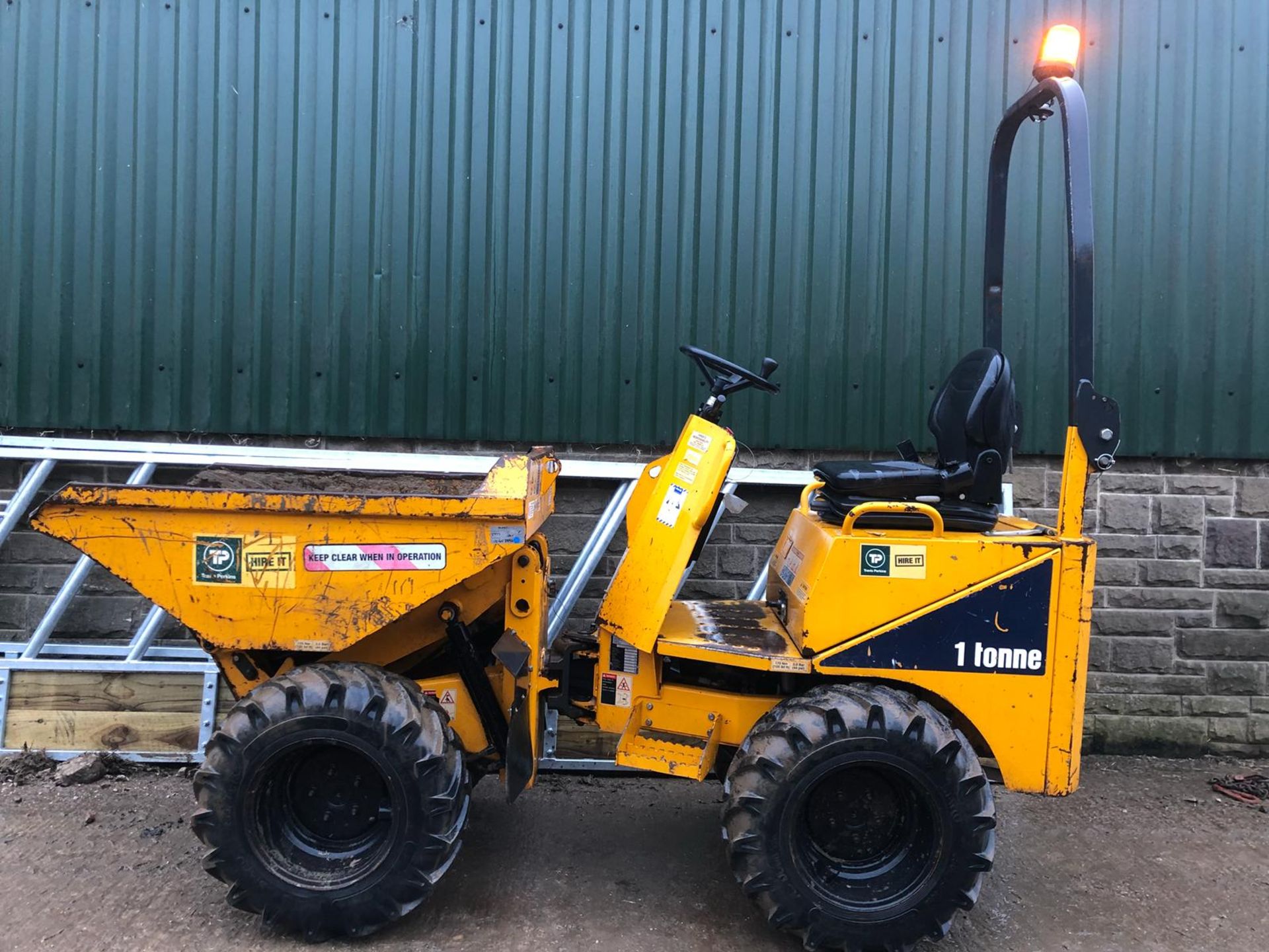 2012 THWAITES 1 TONNE HI-TIP DUMPER WITH FLASHING BEACON *PLUS VAT* - Image 6 of 18