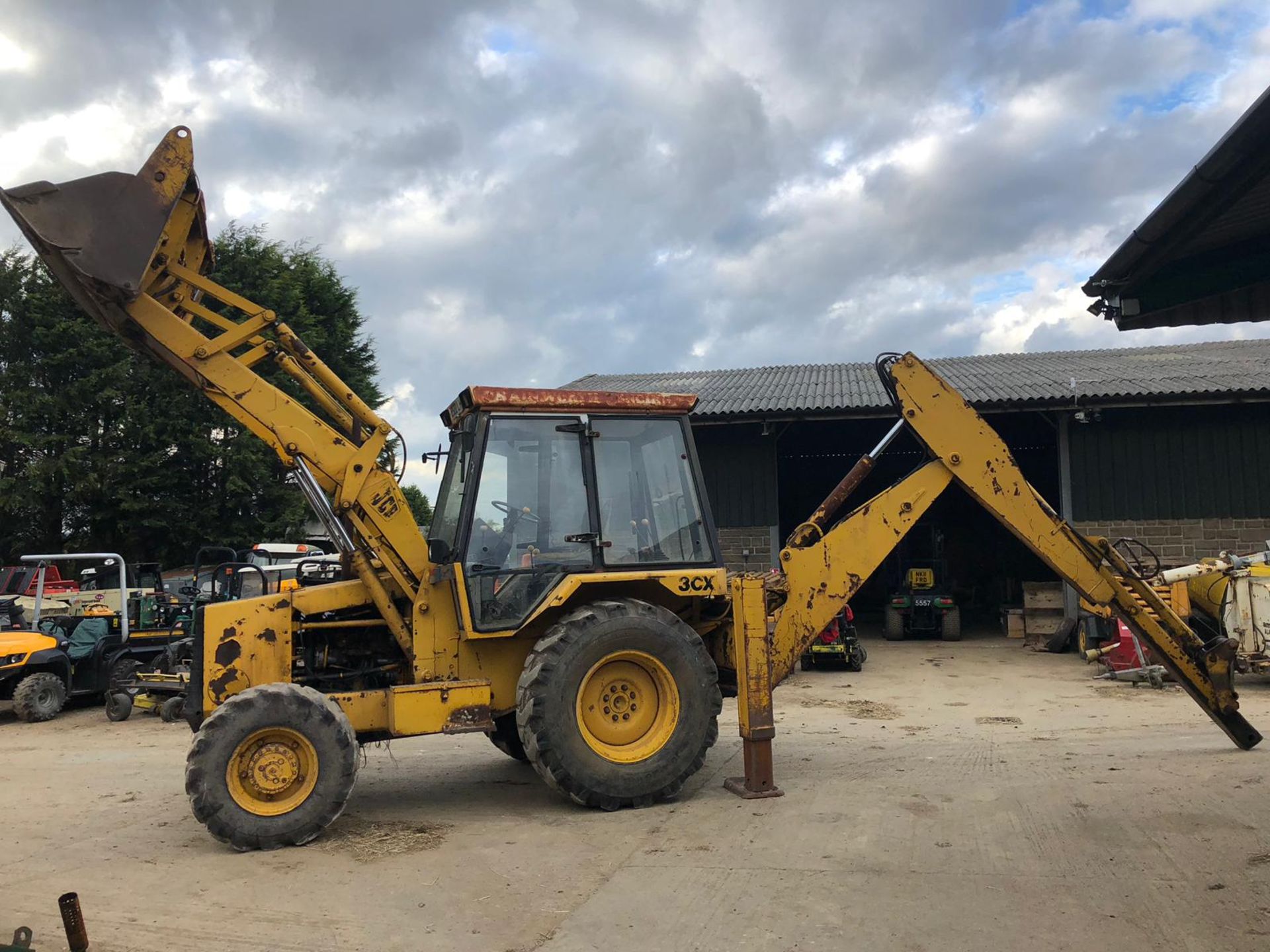 1988/E REG JCB 3CX TRACTOR WITH FRONT LOADING SHOVEL AND REAR DIGGER / BACK HOE *PLUS VAT*