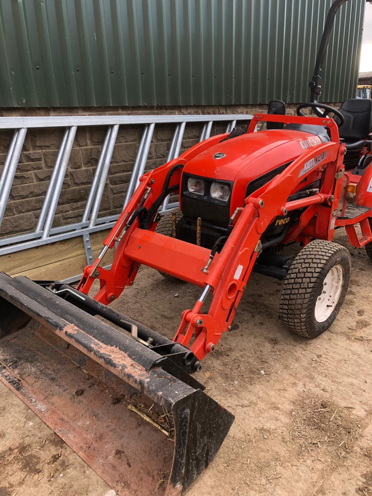 KIOTI CK27 HST COMPACT TRACTOR WITH KIOTI KL130 FRONT LOADING SHOVEL *PLUS VAT* - Image 6 of 18