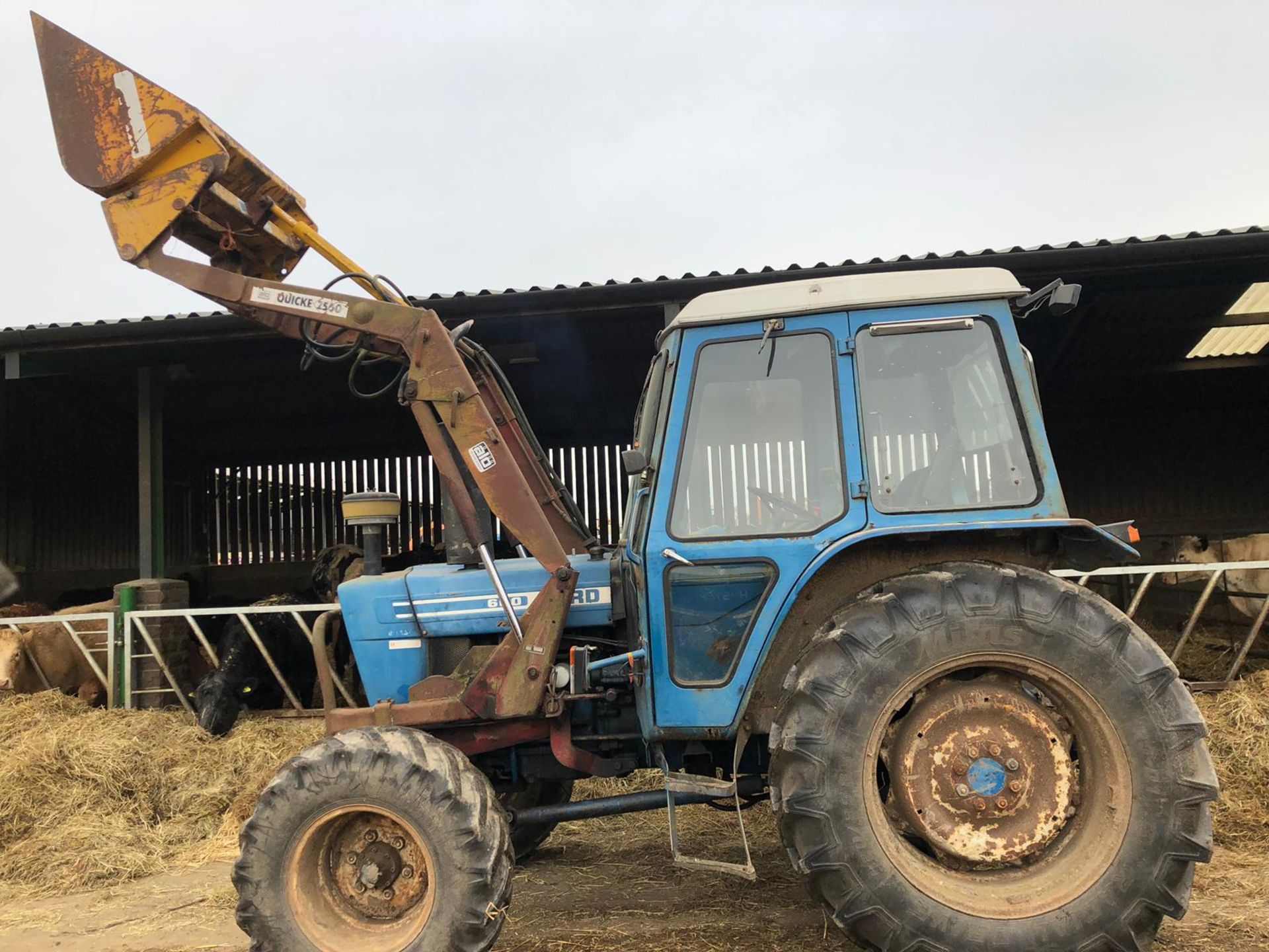 FORD 600 TRACTOR WITH CAB AND QUICKE 2560 FRONT LOADER, STARTS, RUNS AND LIFTS *PLUS VAT* - Image 4 of 20