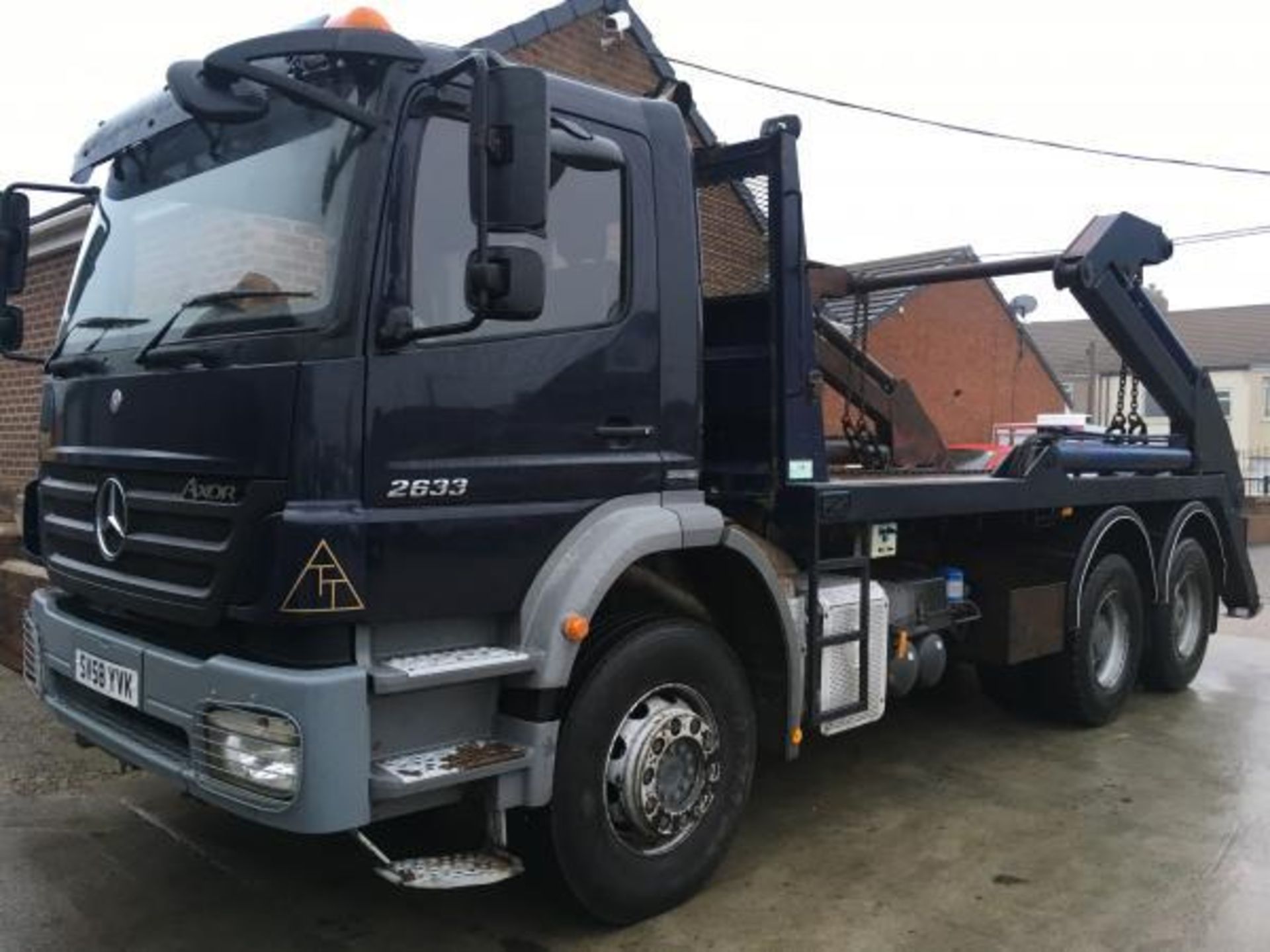 2008/58 REG MERCEDES-BENZ AXOR 2633 6X4 SKIP LOADER, MANUAL GEARBOX *PLUS VAT* - Image 2 of 13