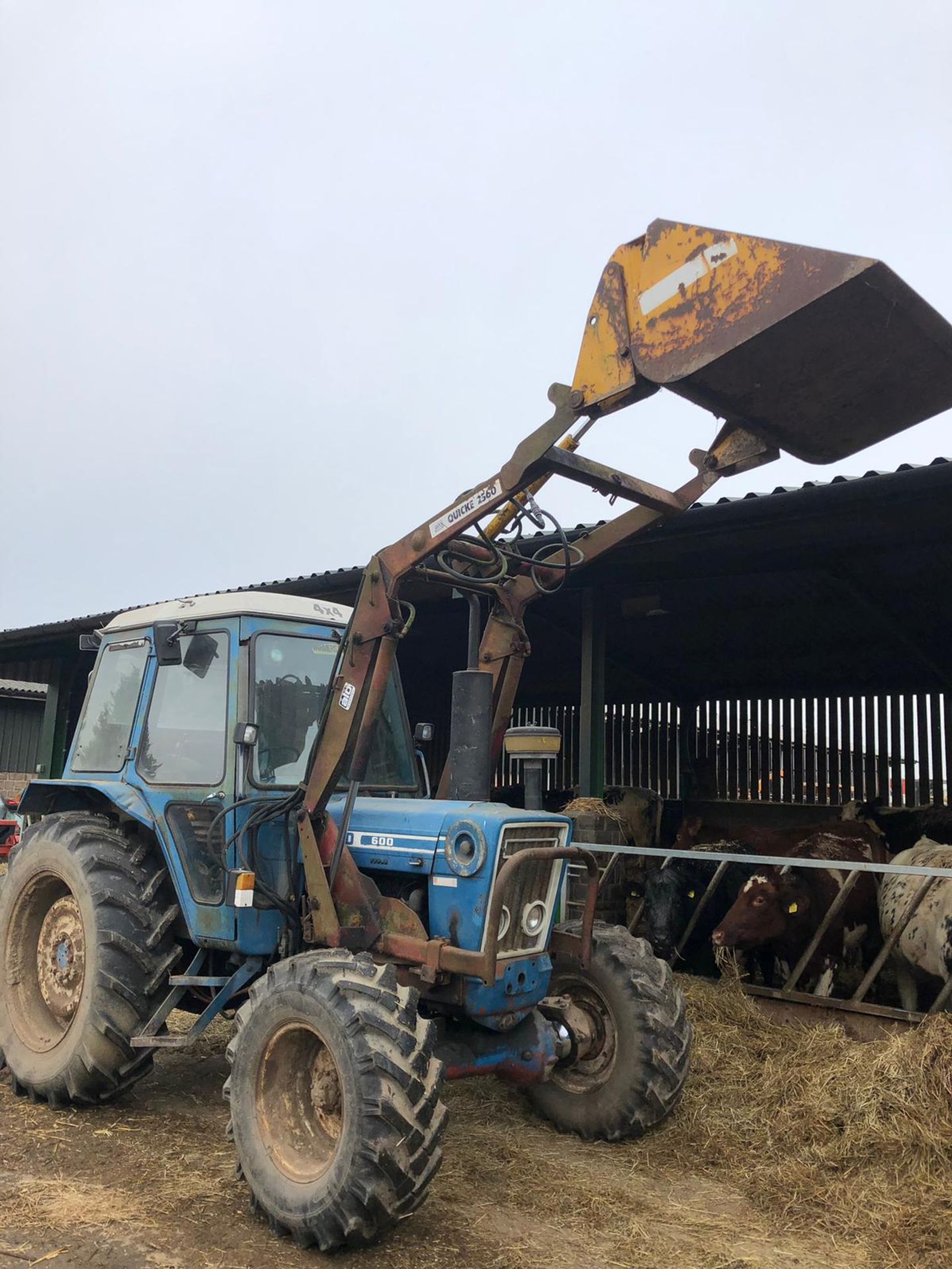 FORD 600 TRACTOR WITH CAB AND QUICKE 2560 FRONT LOADER, STARTS, RUNS AND LIFTS *PLUS VAT* - Image 3 of 20