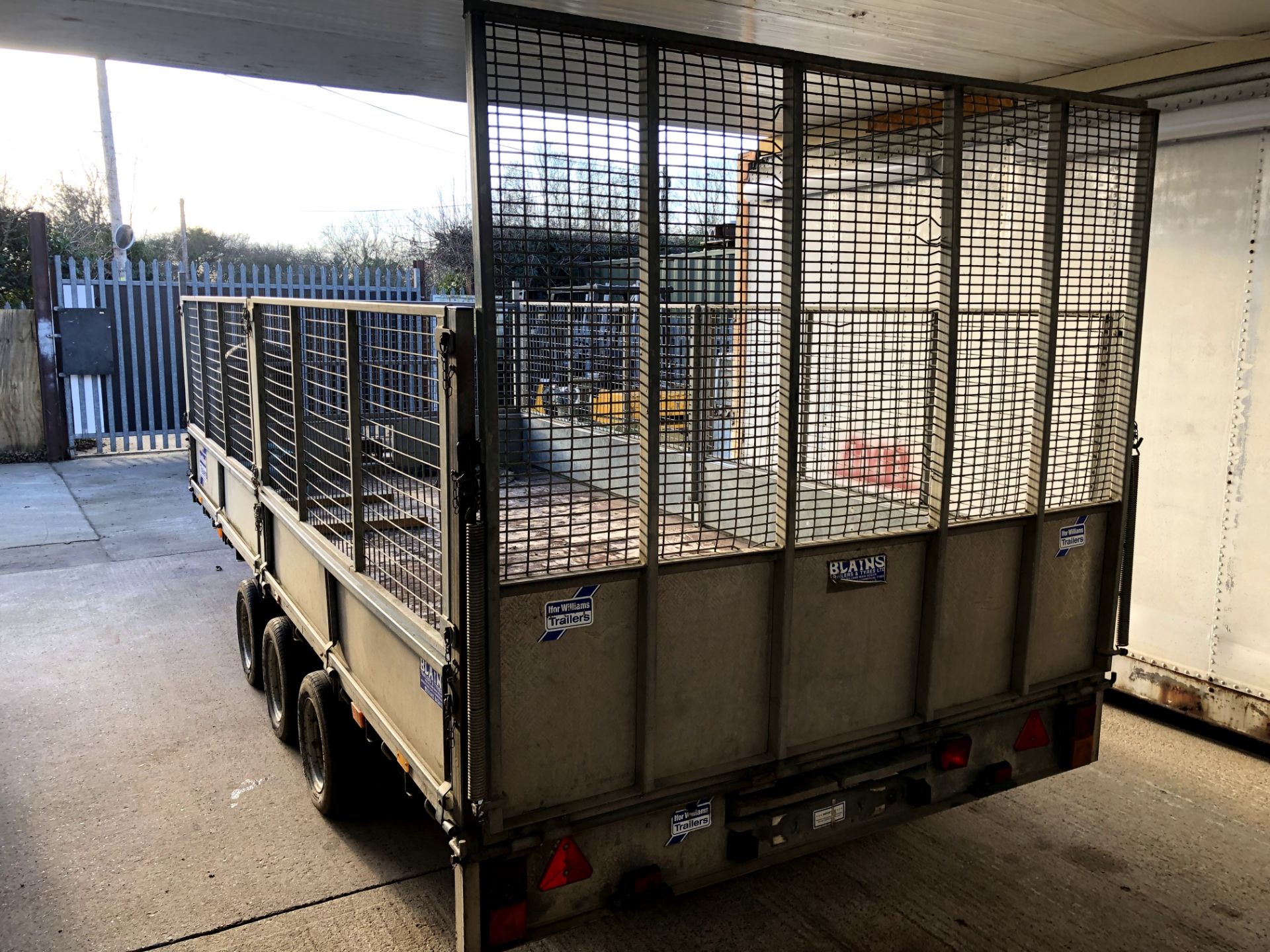 RARE 2005 IFOR WILLIAMS LM167G3 3.5T TRI-AXLE TRAILER ALLOY SIDES, CAGE SIDES AND REAR RAMP - Image 3 of 10