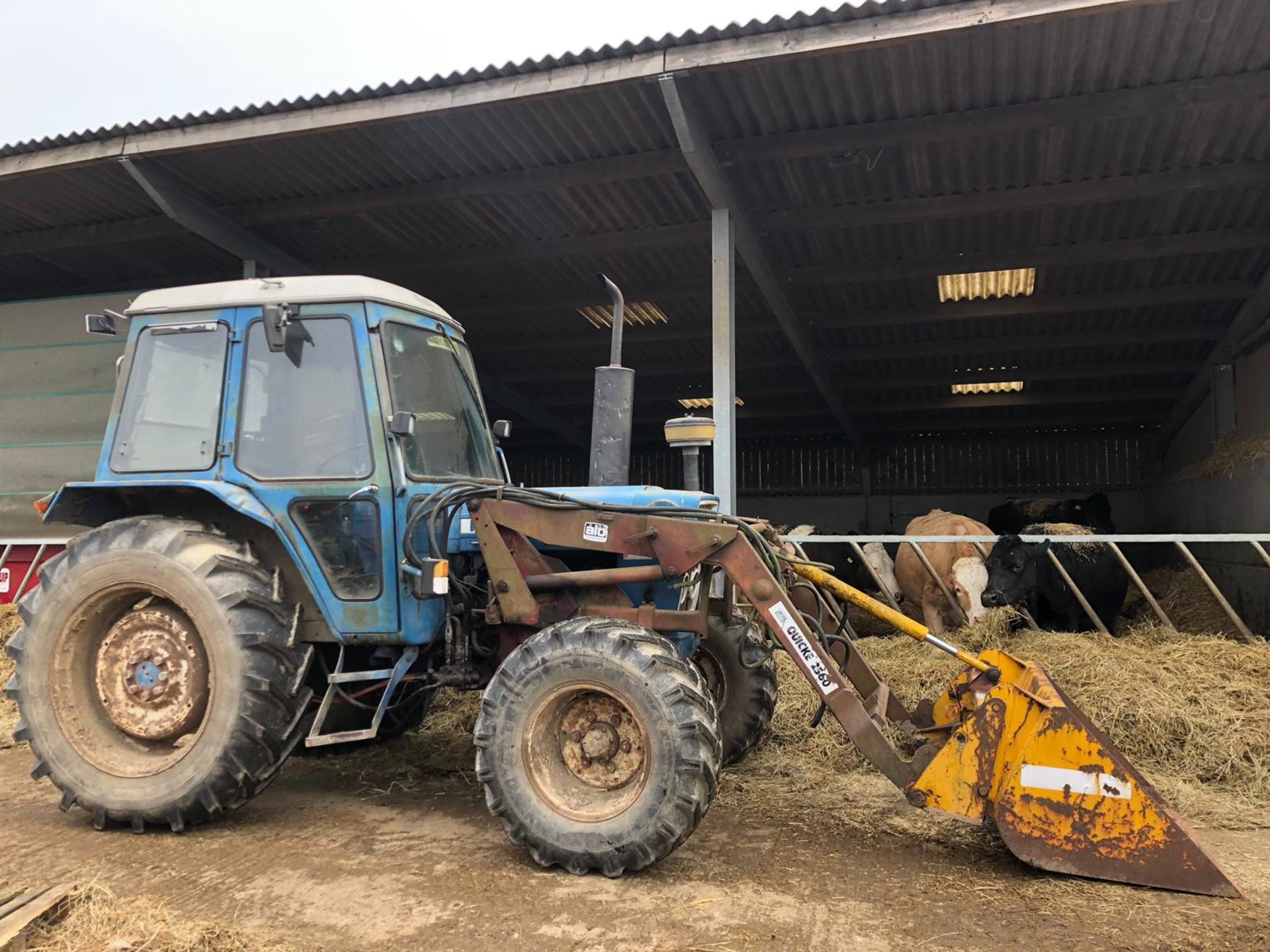 FORD 600 TRACTOR WITH CAB AND QUICKE 2560 FRONT LOADER, STARTS, RUNS AND LIFTS *PLUS VAT* - Image 2 of 20