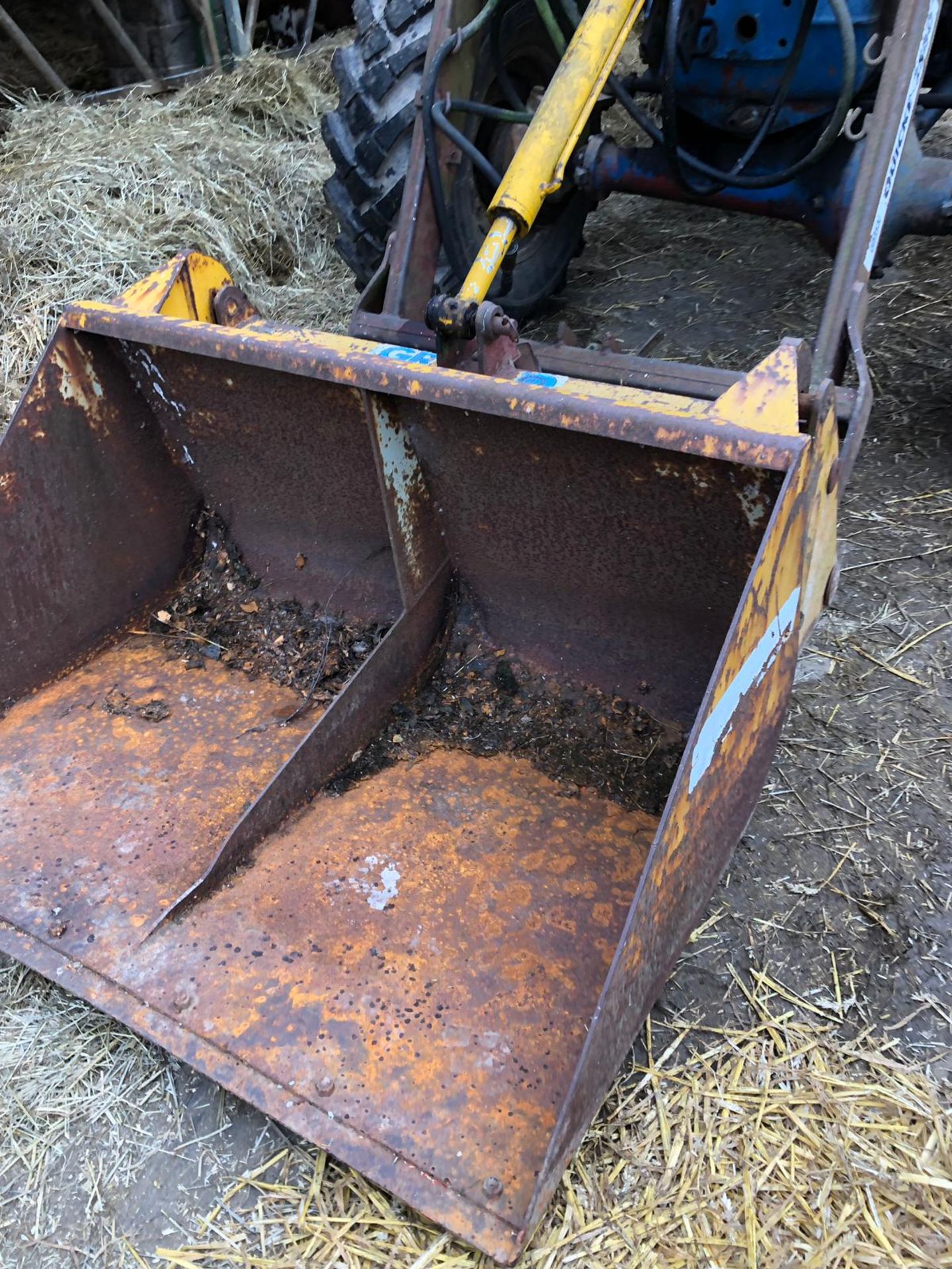 FORD 600 TRACTOR WITH CAB AND QUICKE 2560 FRONT LOADER, STARTS, RUNS AND LIFTS *PLUS VAT* - Image 12 of 20