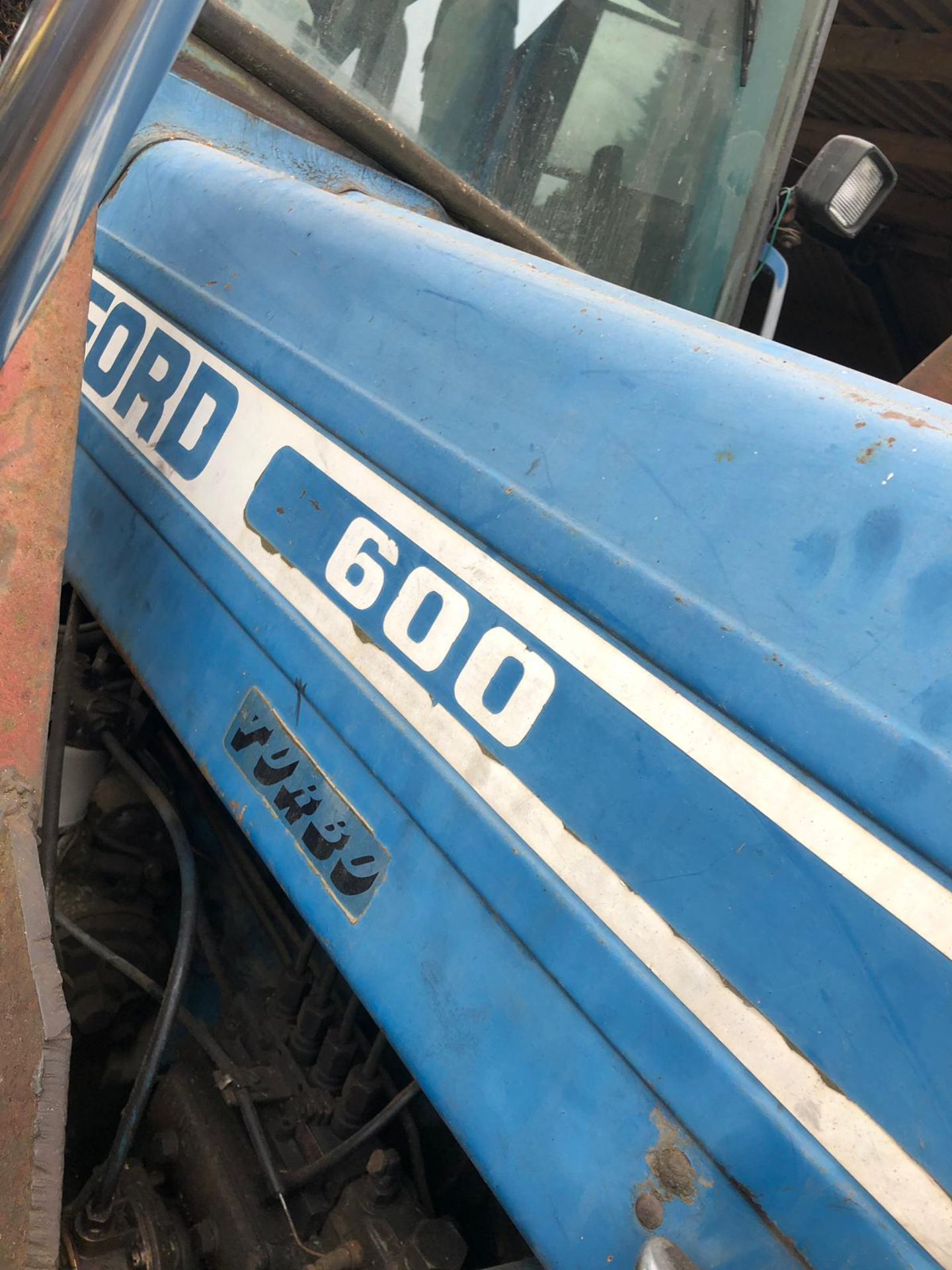 FORD 600 TRACTOR WITH CAB AND QUICKE 2560 FRONT LOADER, STARTS, RUNS AND LIFTS *PLUS VAT* - Image 13 of 20