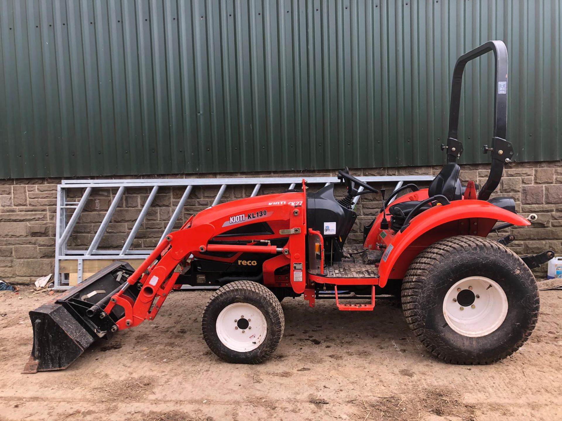 KIOTI CK27 HST COMPACT TRACTOR WITH KIOTI KL130 FRONT LOADING SHOVEL *PLUS VAT* - Image 4 of 18